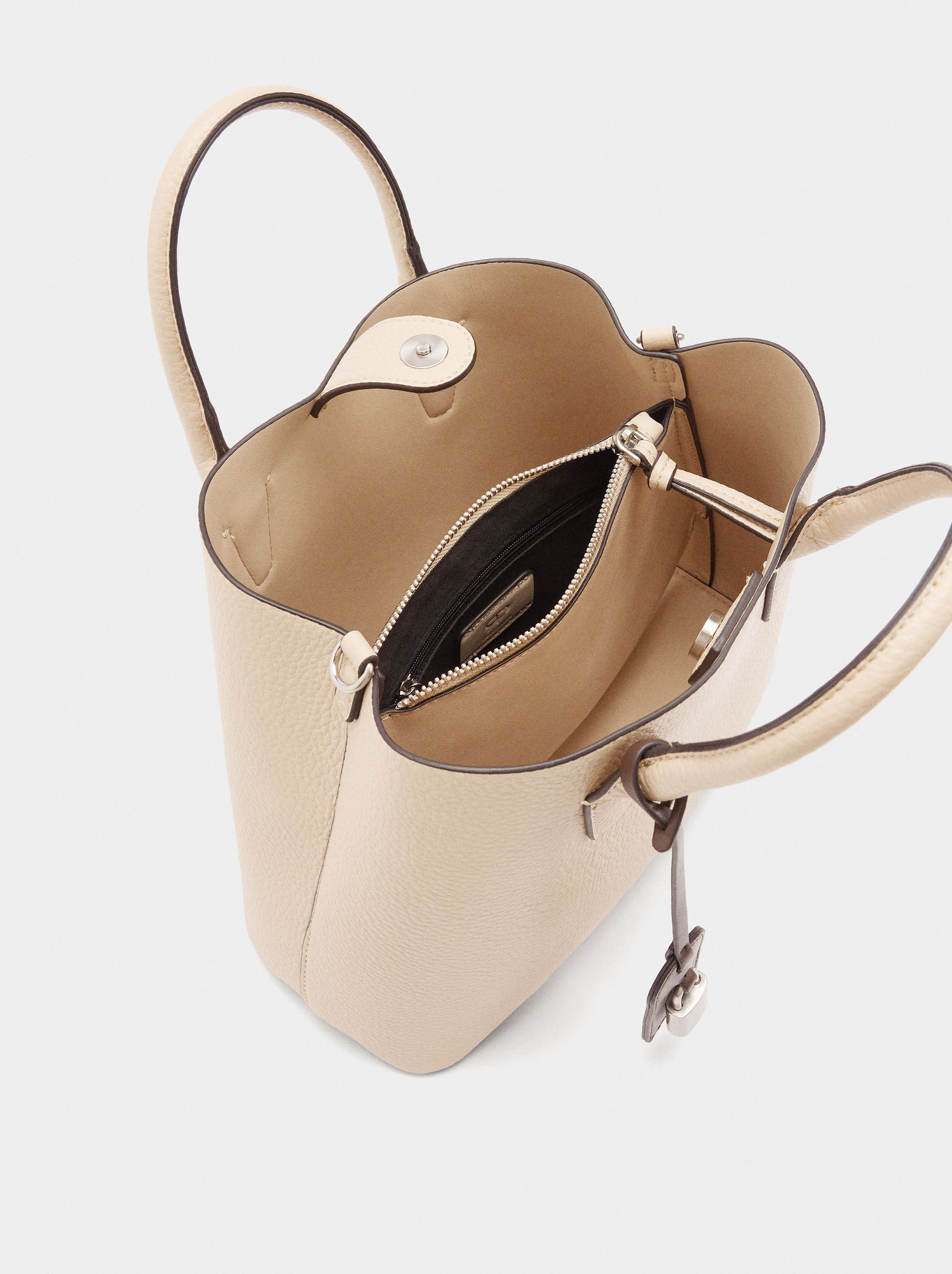 Bolso Tote Con Textura Y Colgante