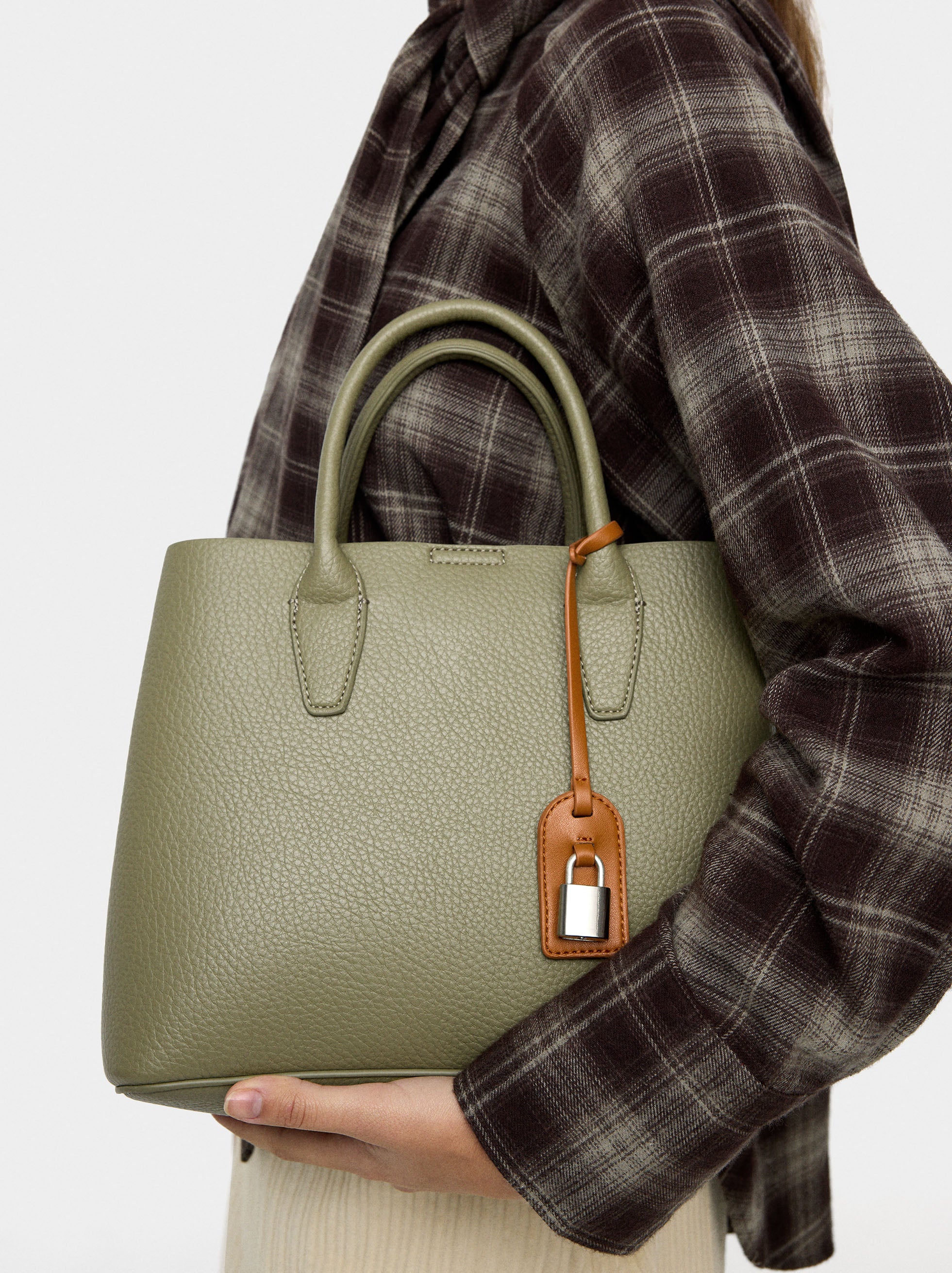 Bolso Tote Con Textura Y Colgante