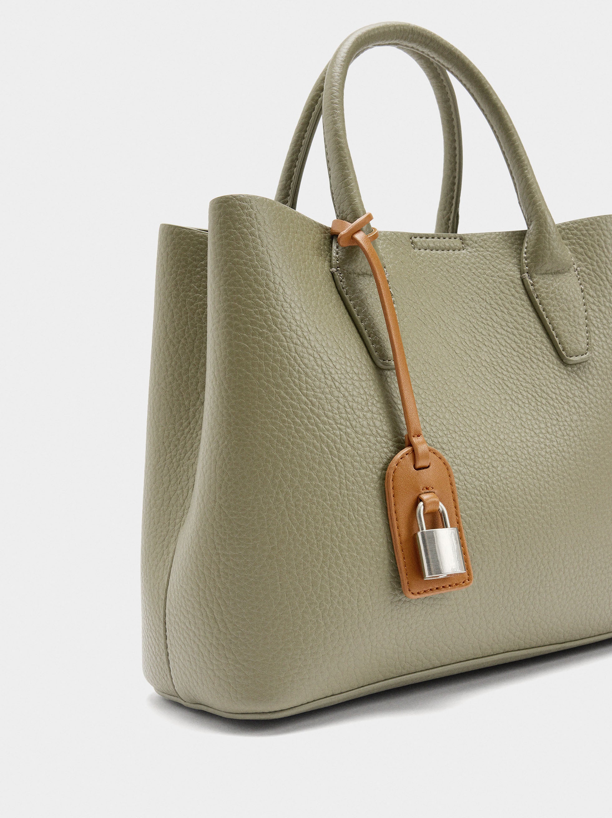 Bolso Tote Con Textura Y Colgante