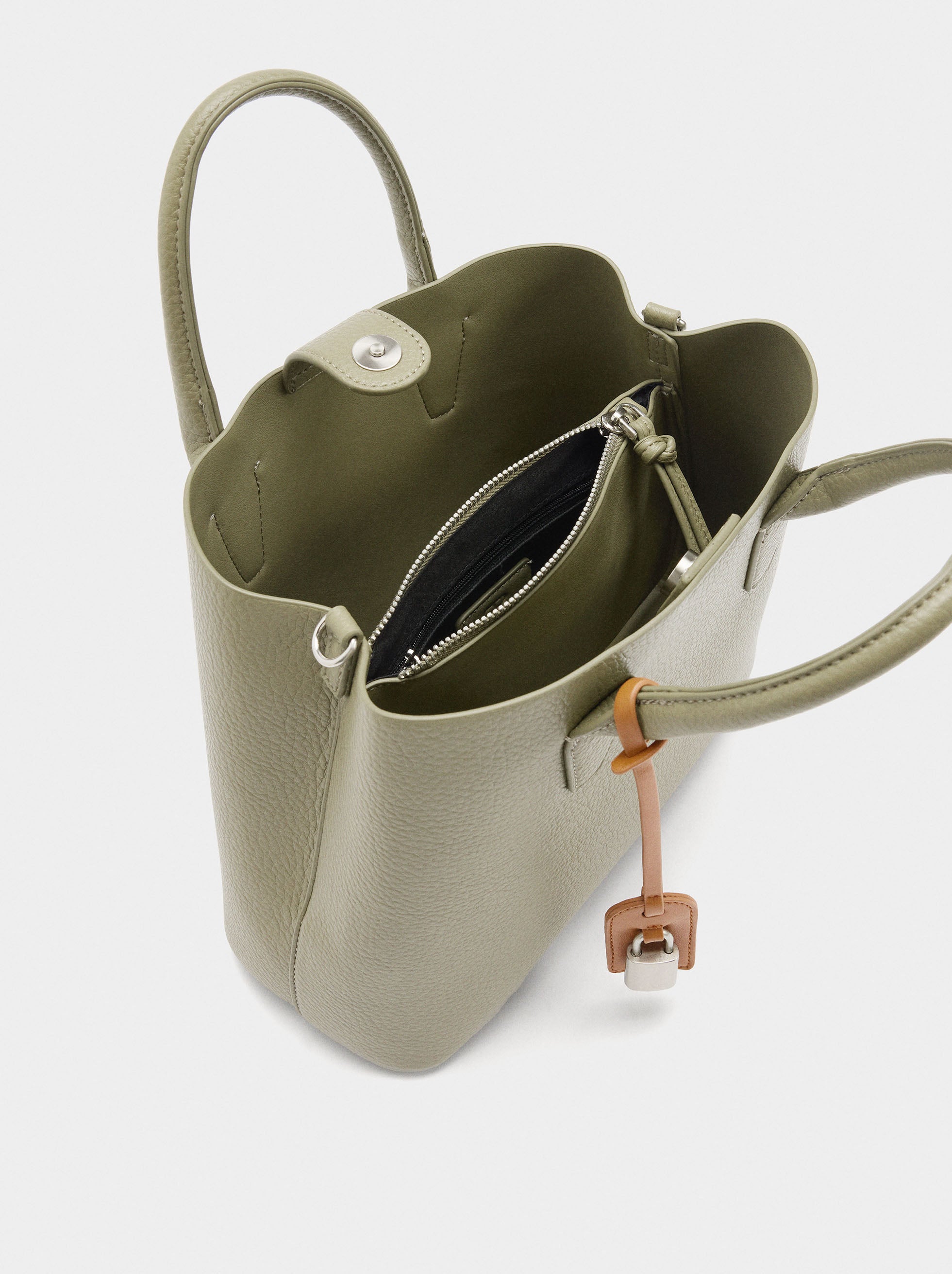 Bolso Tote Con Textura Y Colgante