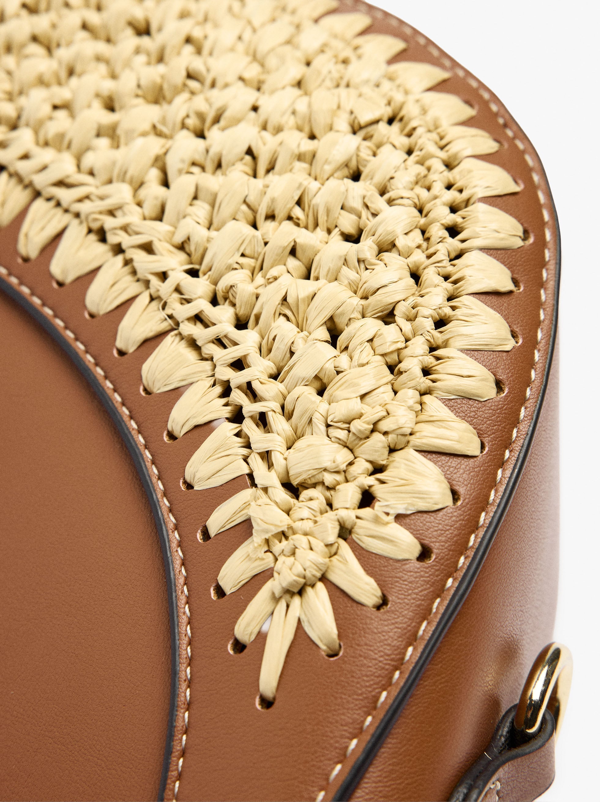 Bolso De Mano Con Detalle Efecto Rafia