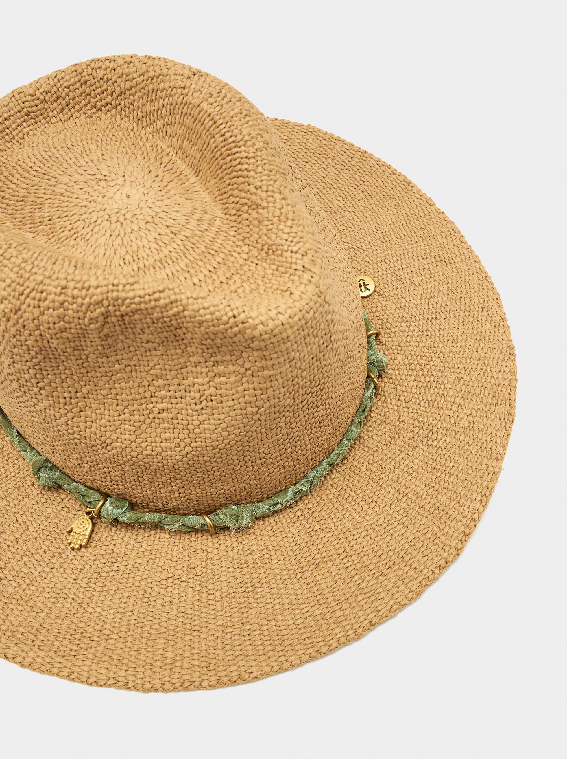 Sombrero Efecto Rafia Con Cordón Y Charms