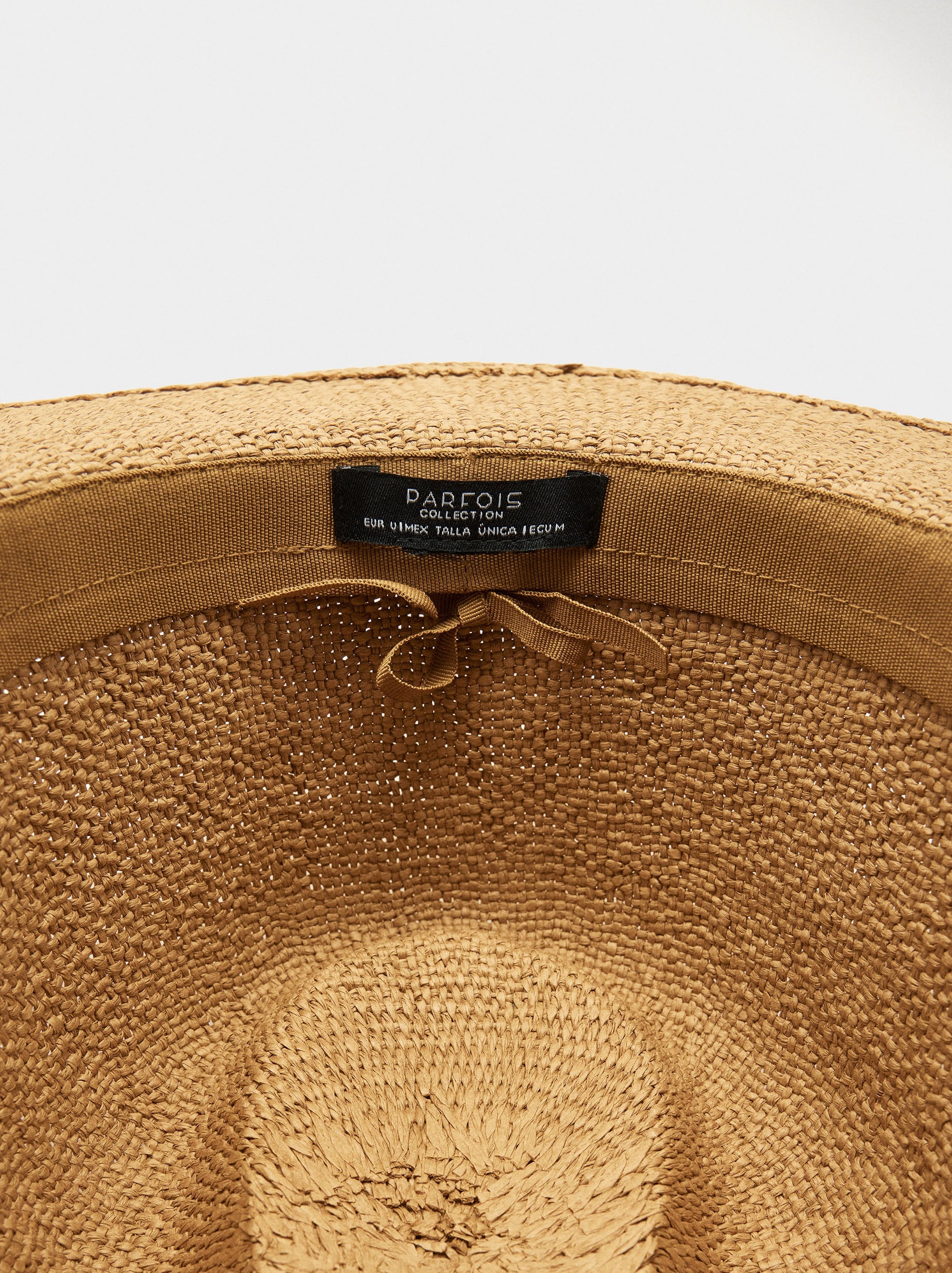 Sombrero Efecto Rafia Con Cordón Y Charms