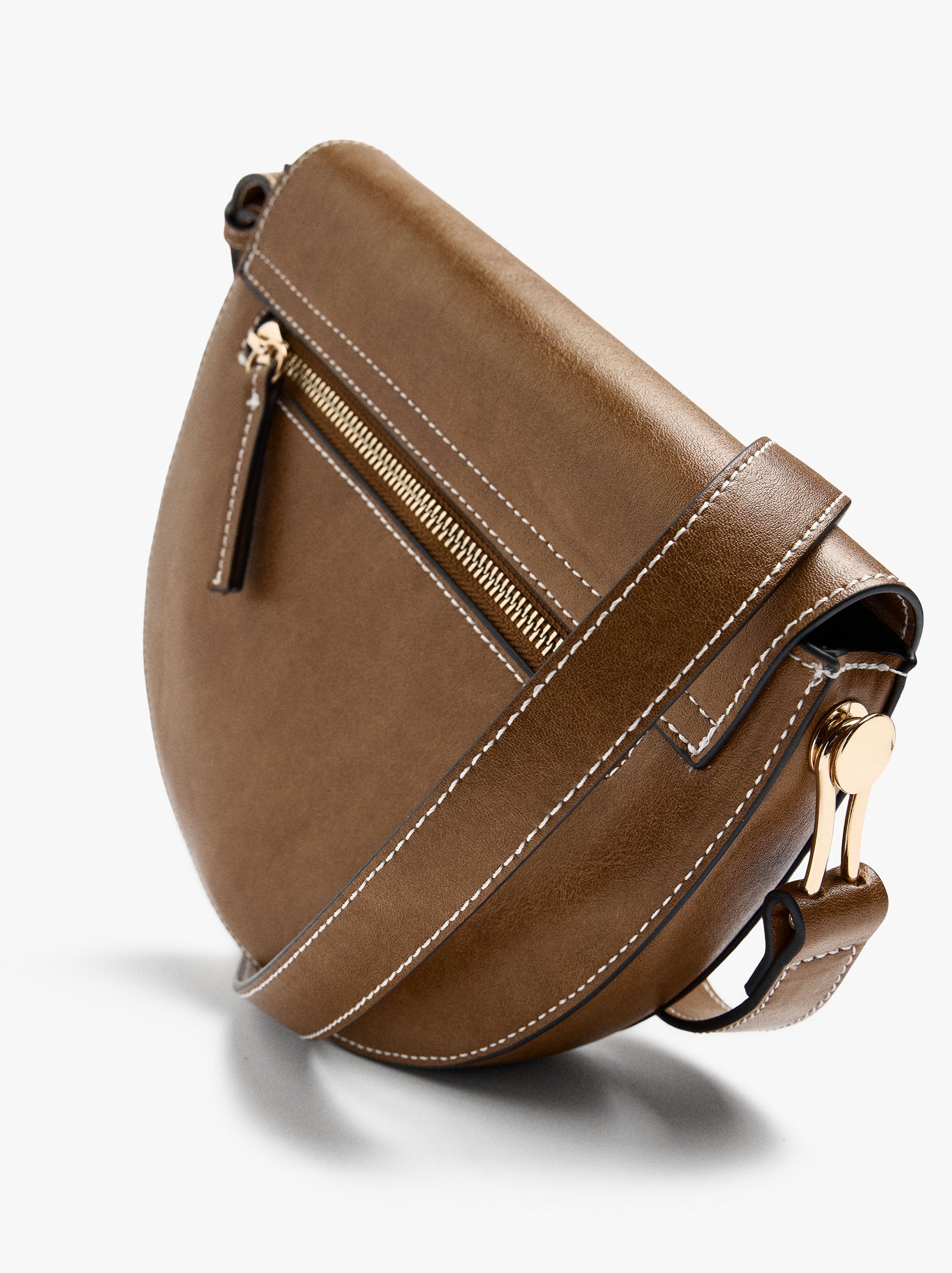 Bolso Bandolera Ovalado Con Solapa