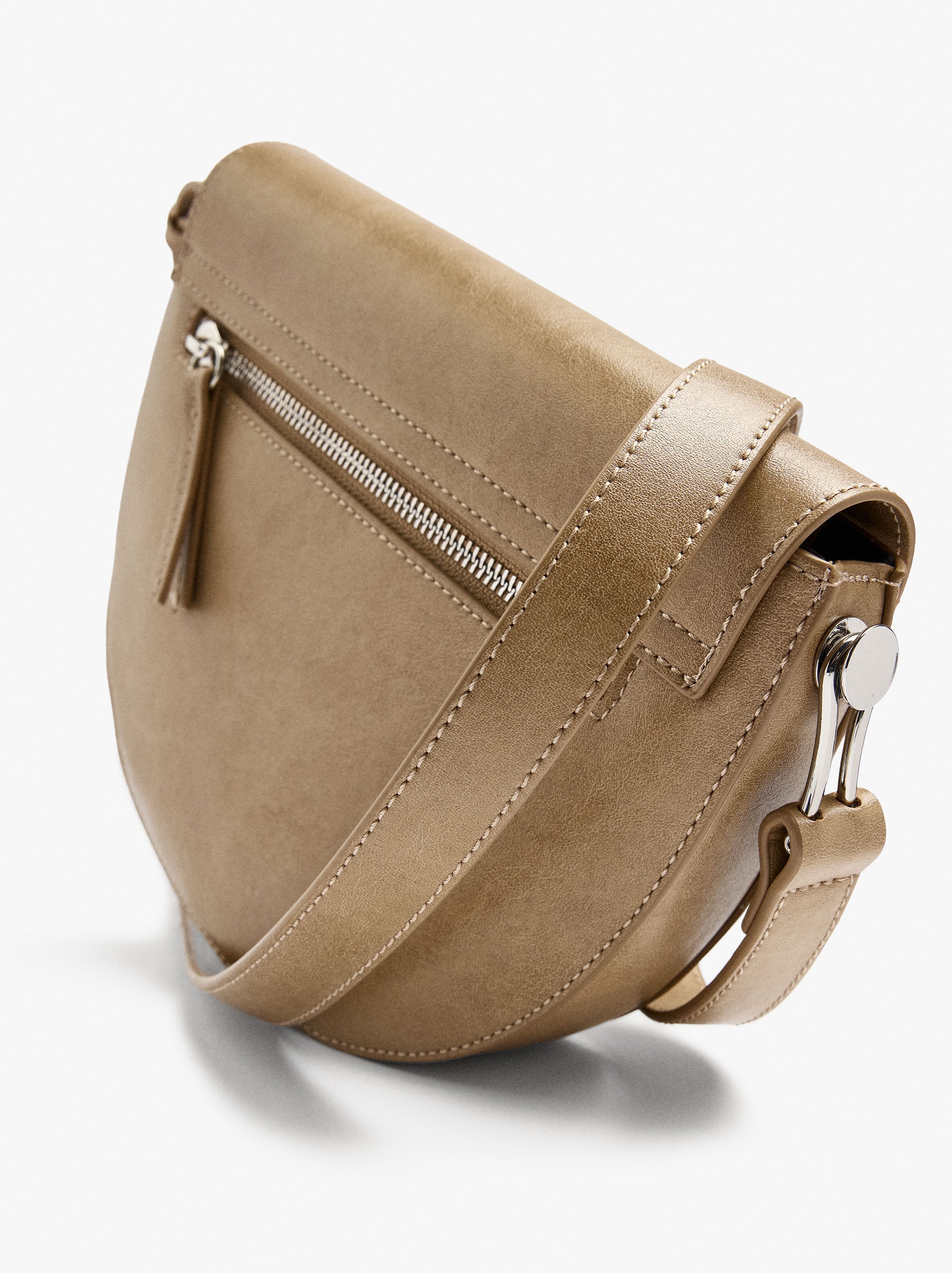 Bolso Bandolera Ovalado Con Solapa