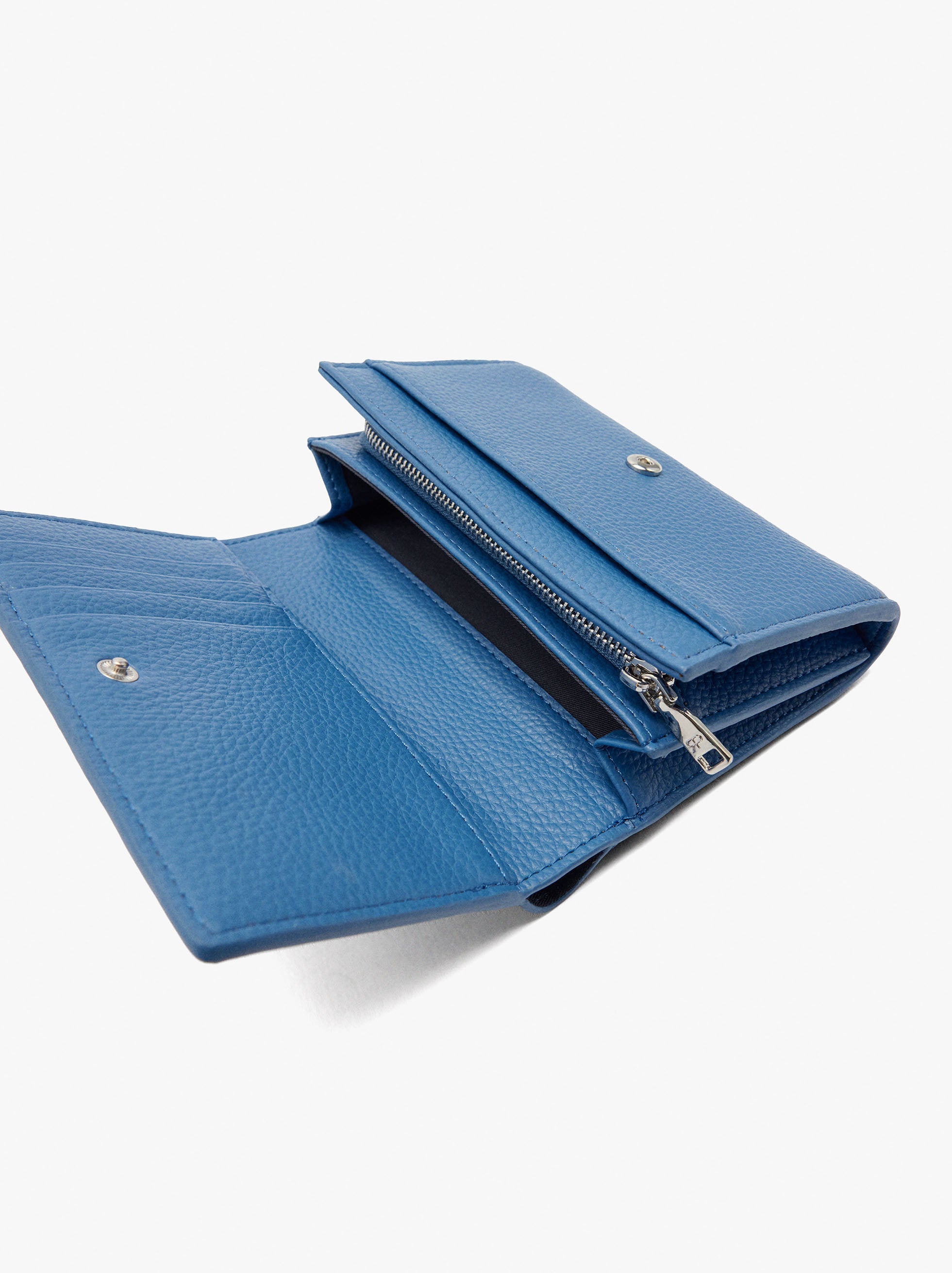 Cartera Con Textura Y Solapa