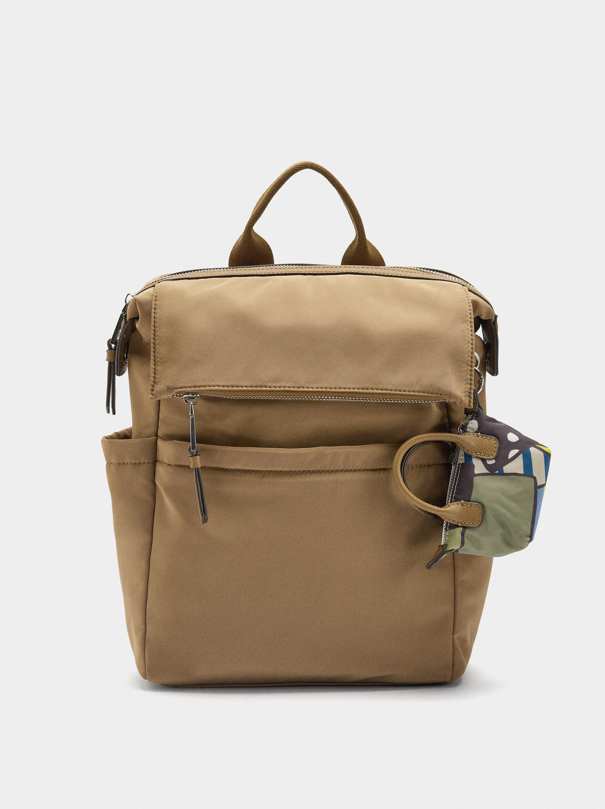 Mochila De Nylon Con Colgante