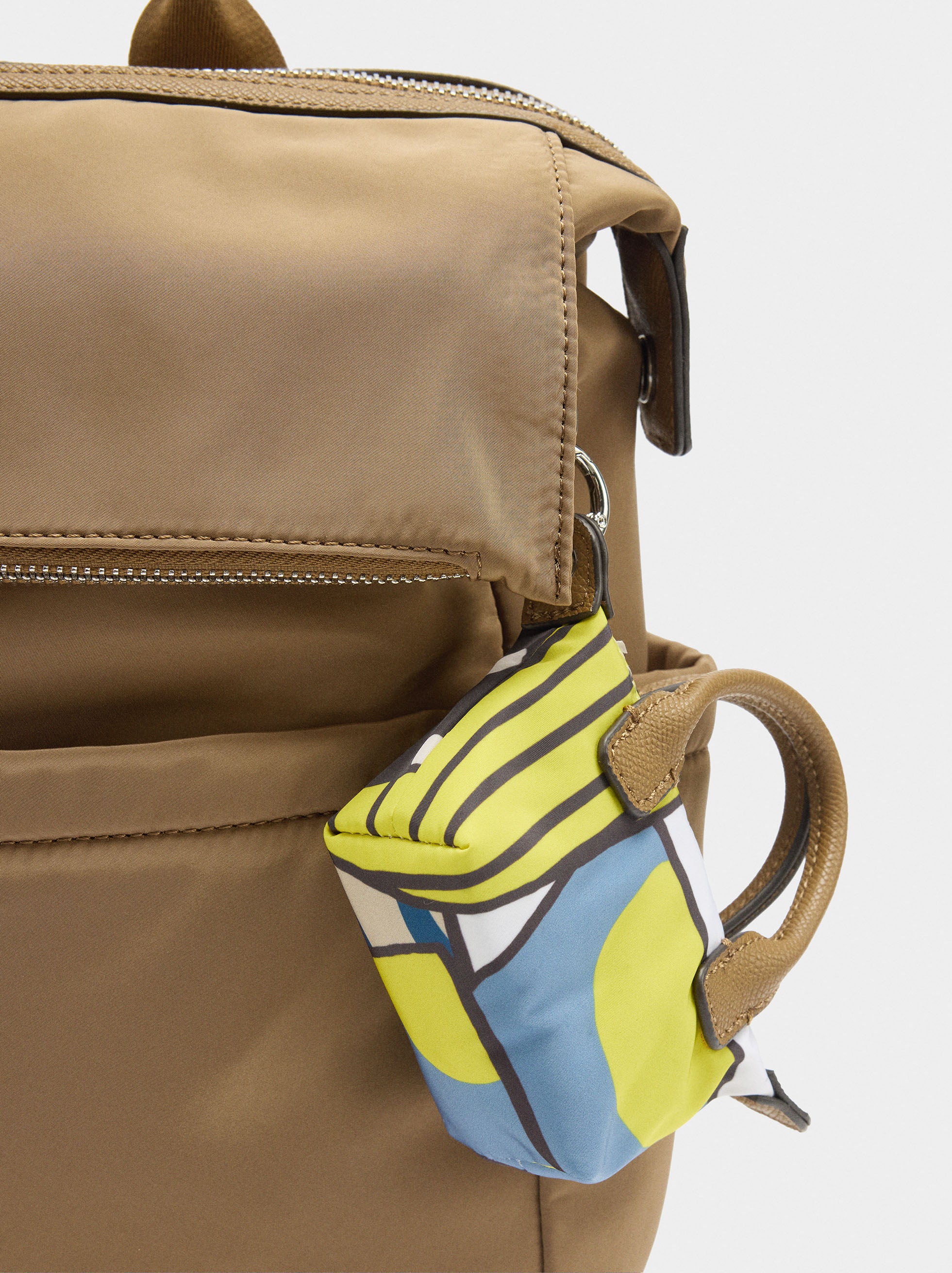 Mochila De Nylon Con Colgante