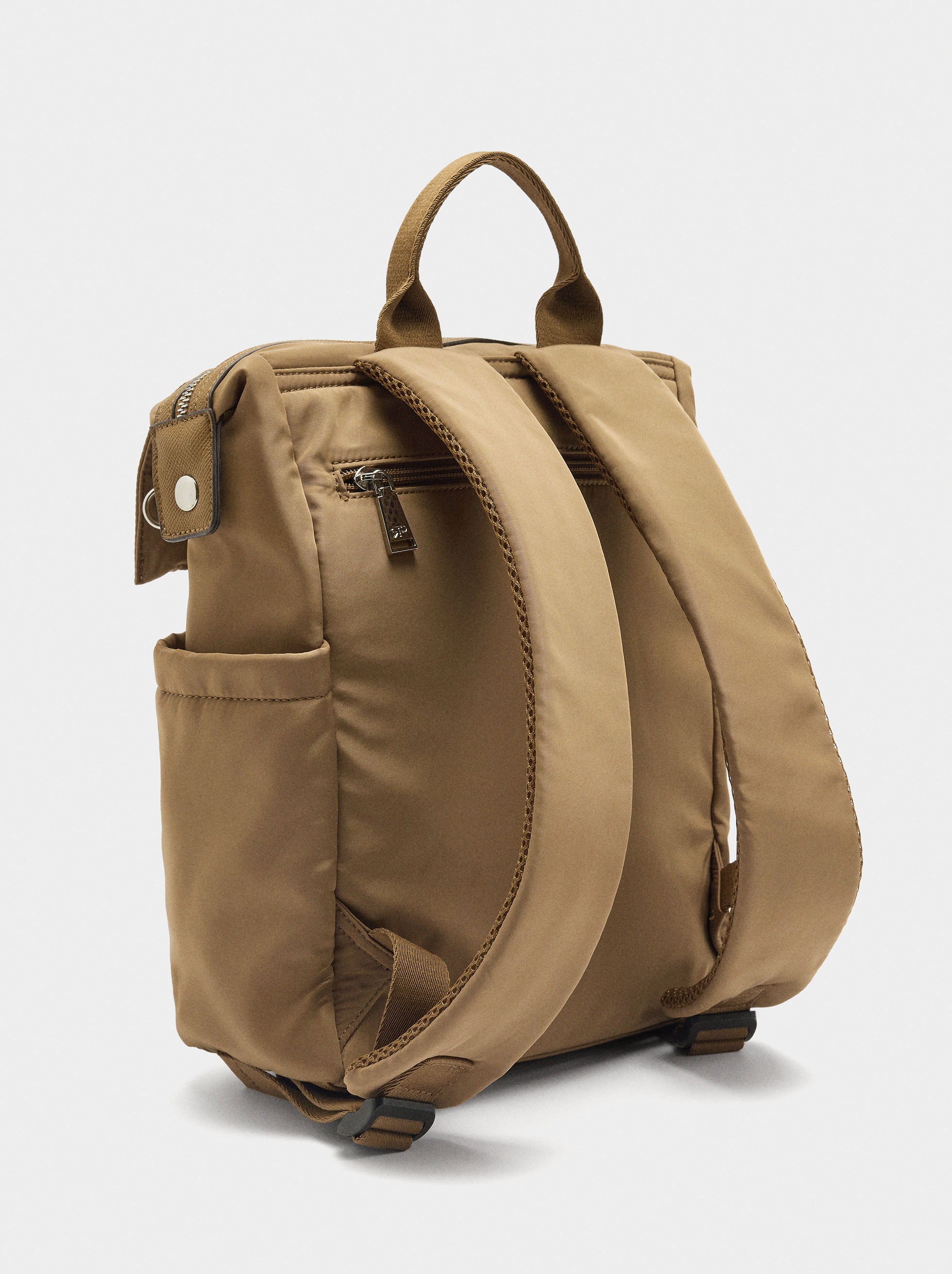 Mochila De Nylon Con Colgante