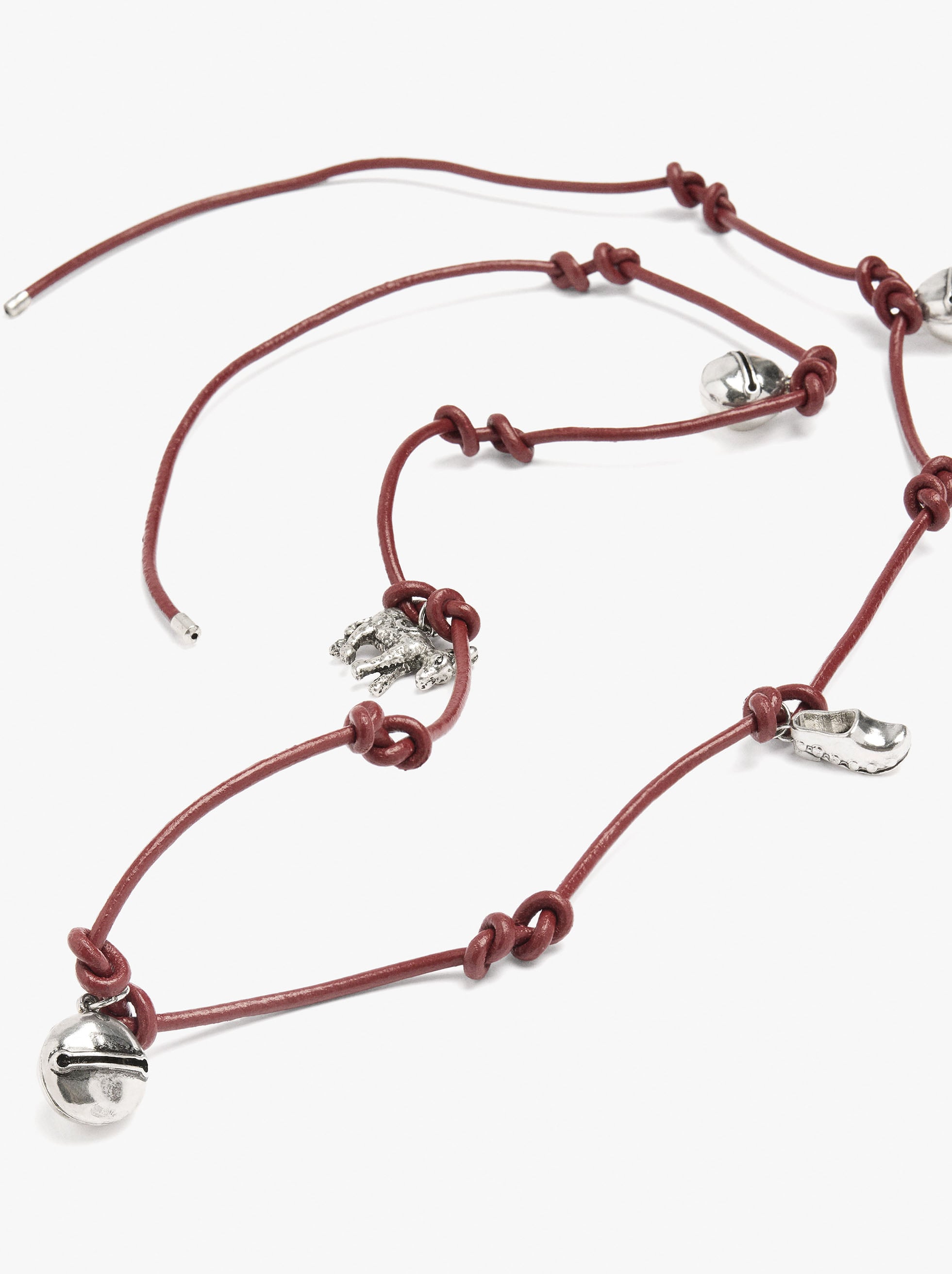 Collar De Cordón Con Charms Y Cascabeles
