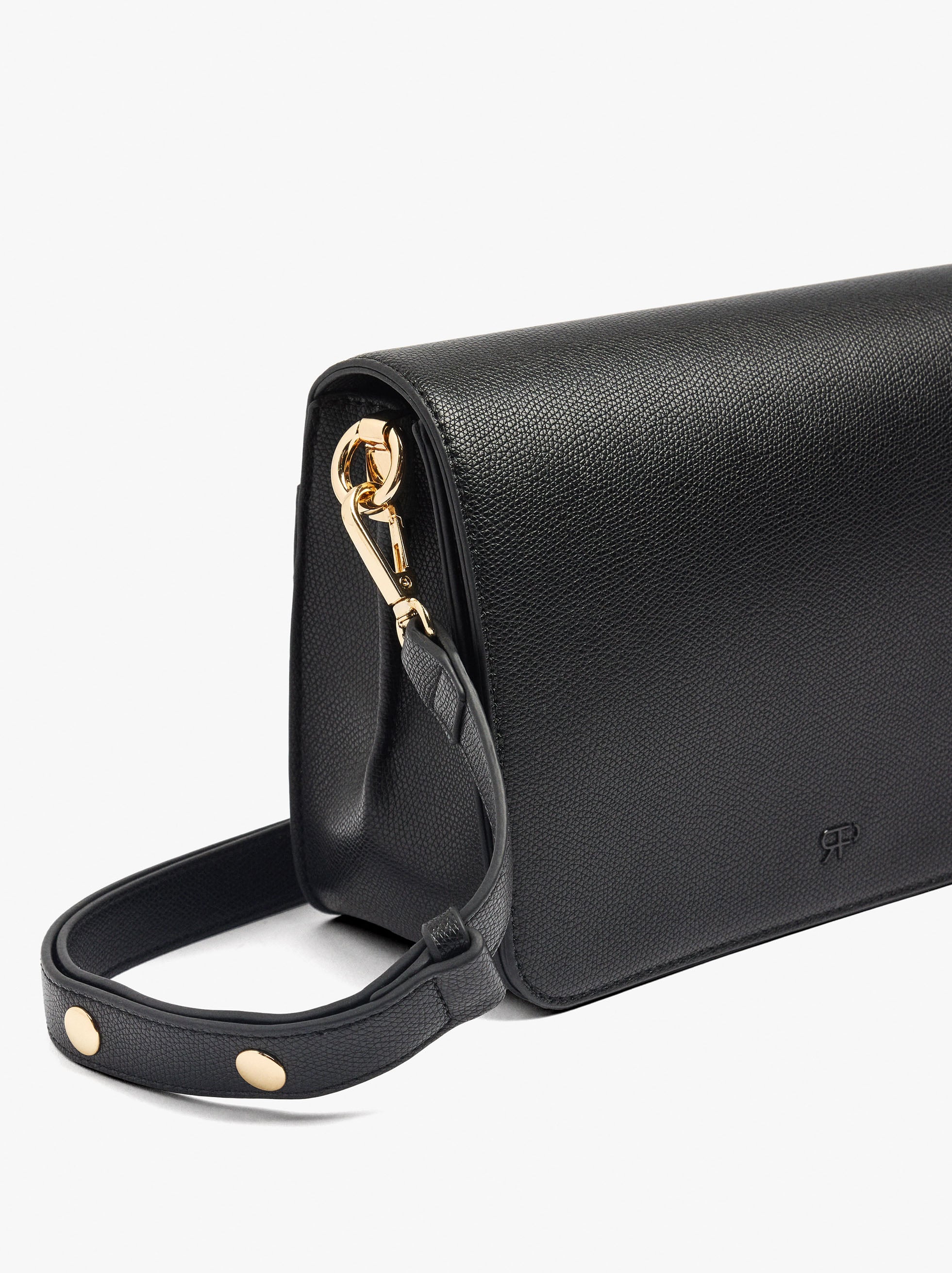 Bolso Bandolera Con Textura Y Solapa
