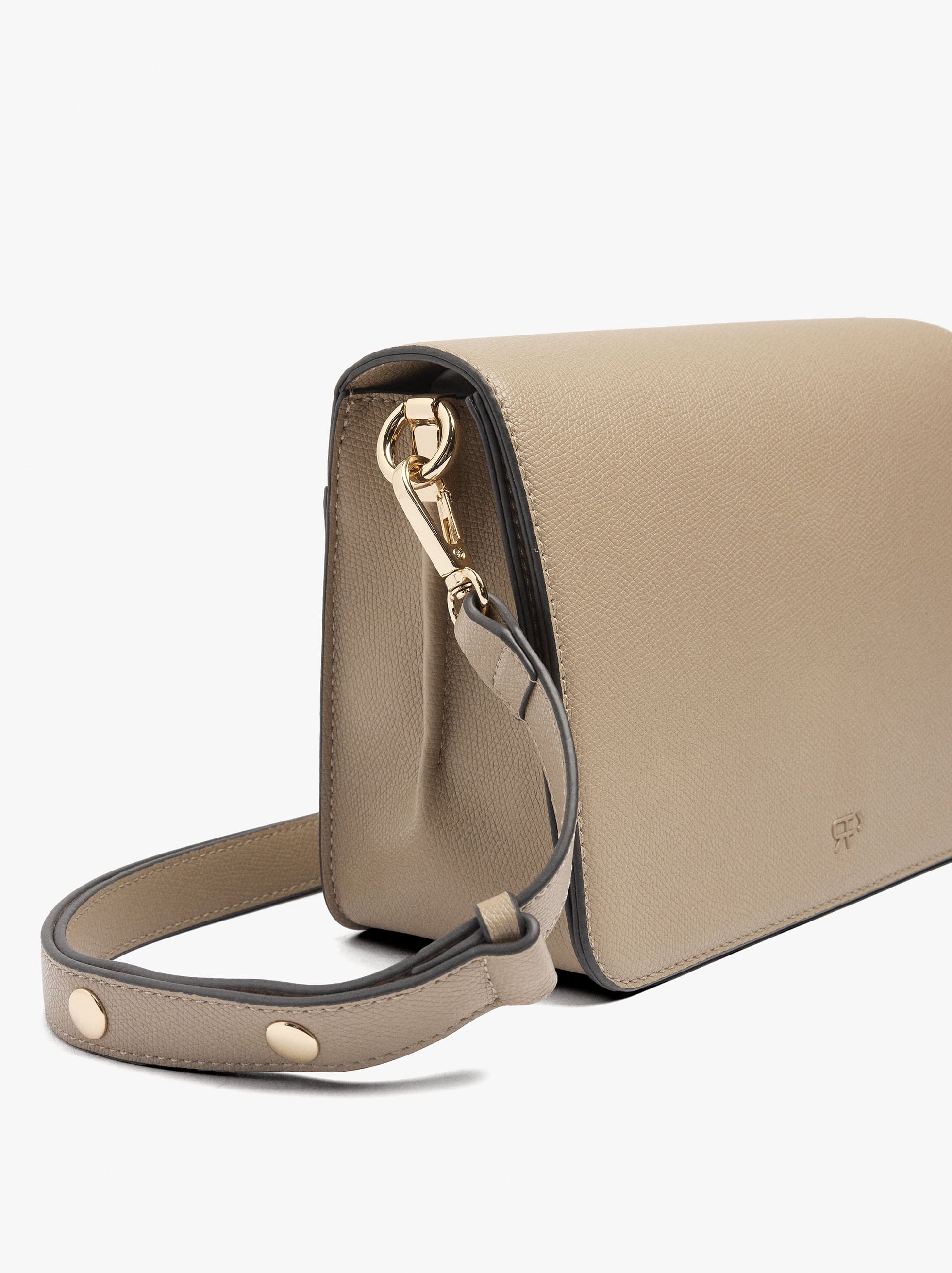 Bolso Bandolera Con Textura Y Solapa