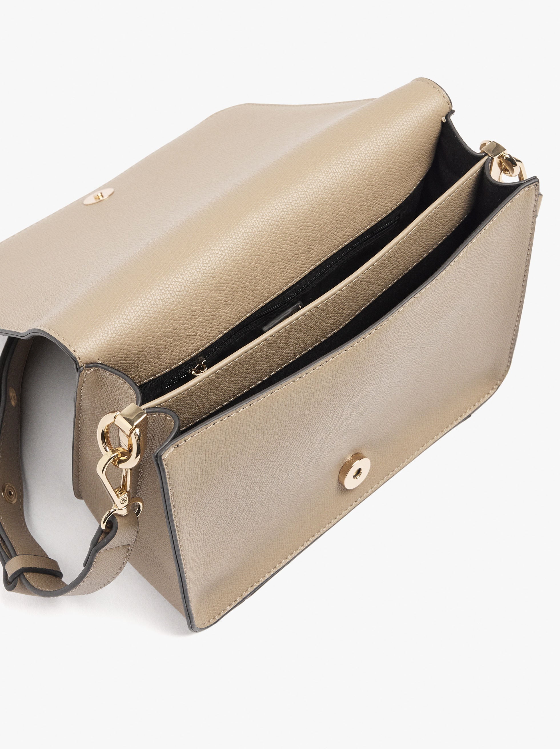 Bolso Bandolera Con Textura Y Solapa