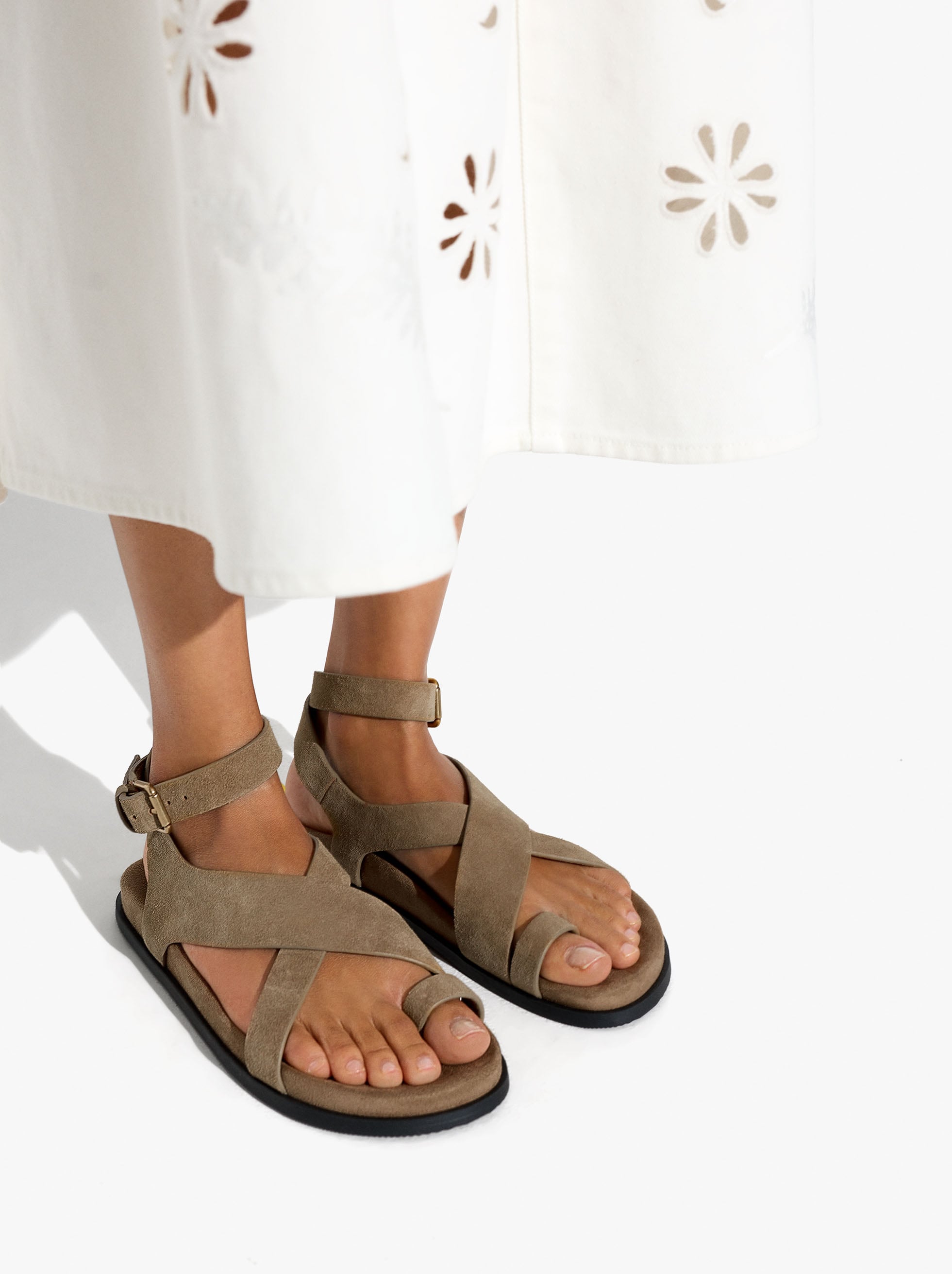 Sandalias Planas De Piel Con Tiras Cruzadas