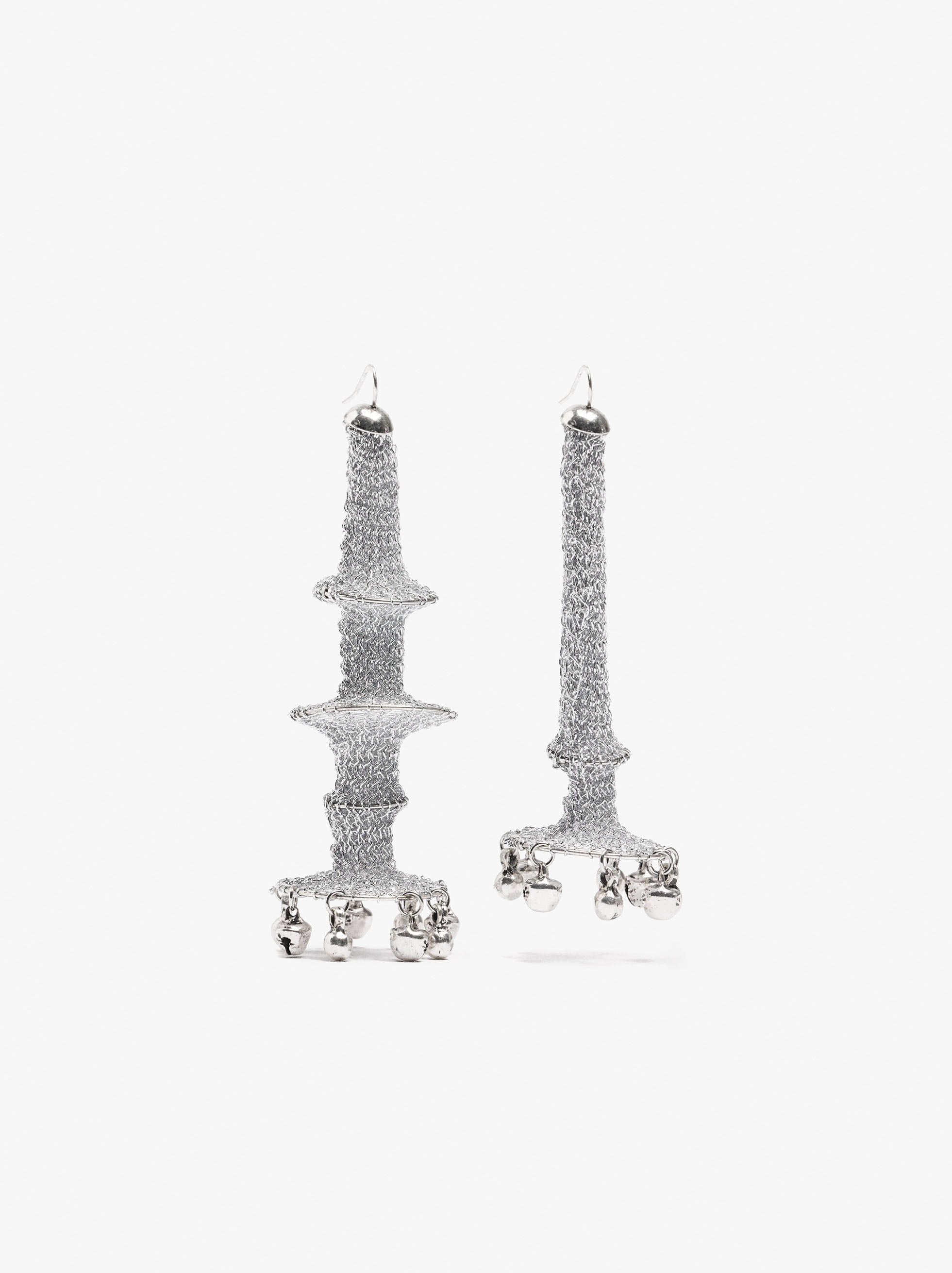 Pendientes Asimétricos Con Cascabeles