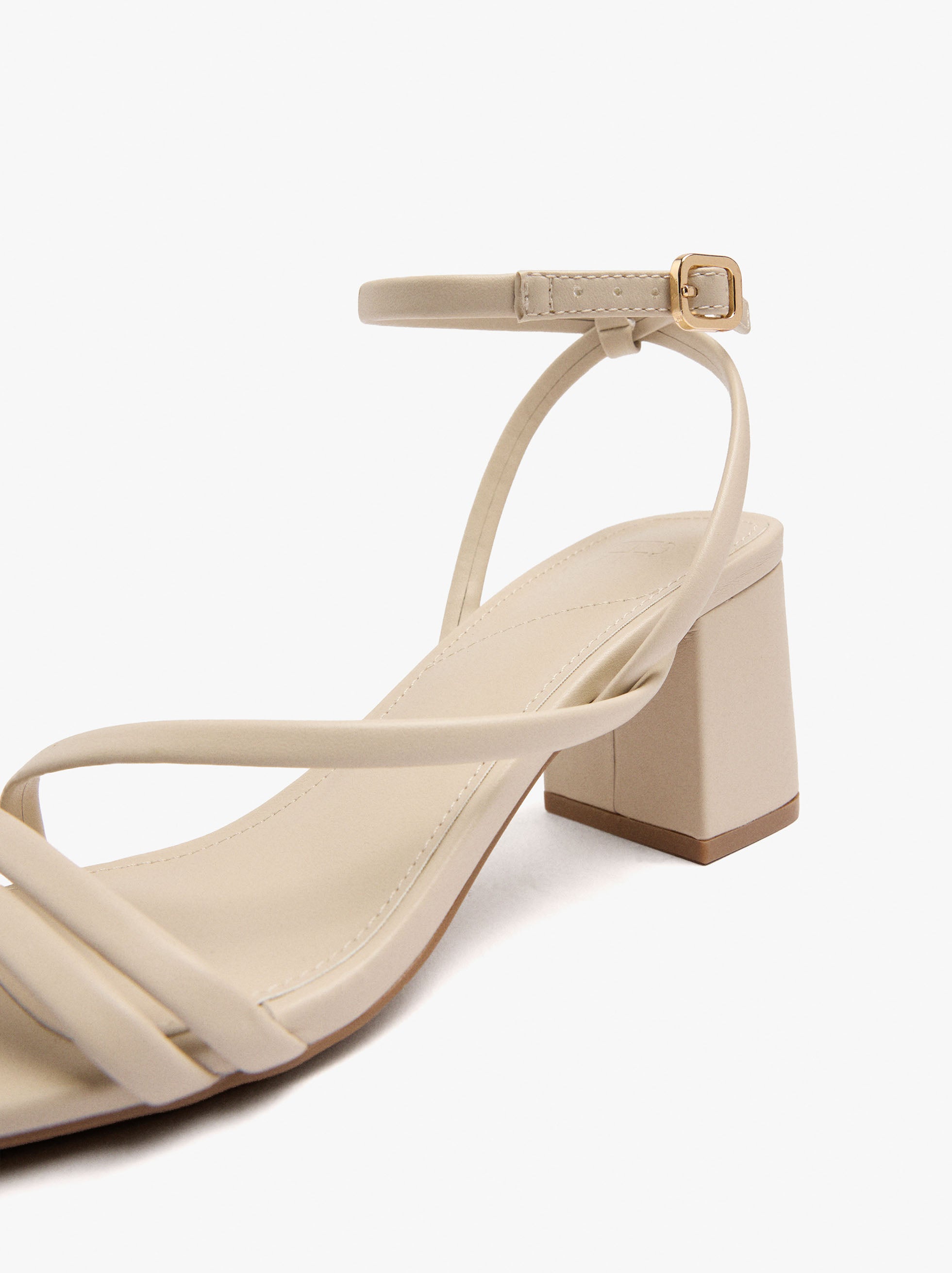 Sandalias Monocromáticas De Tacón Ancho