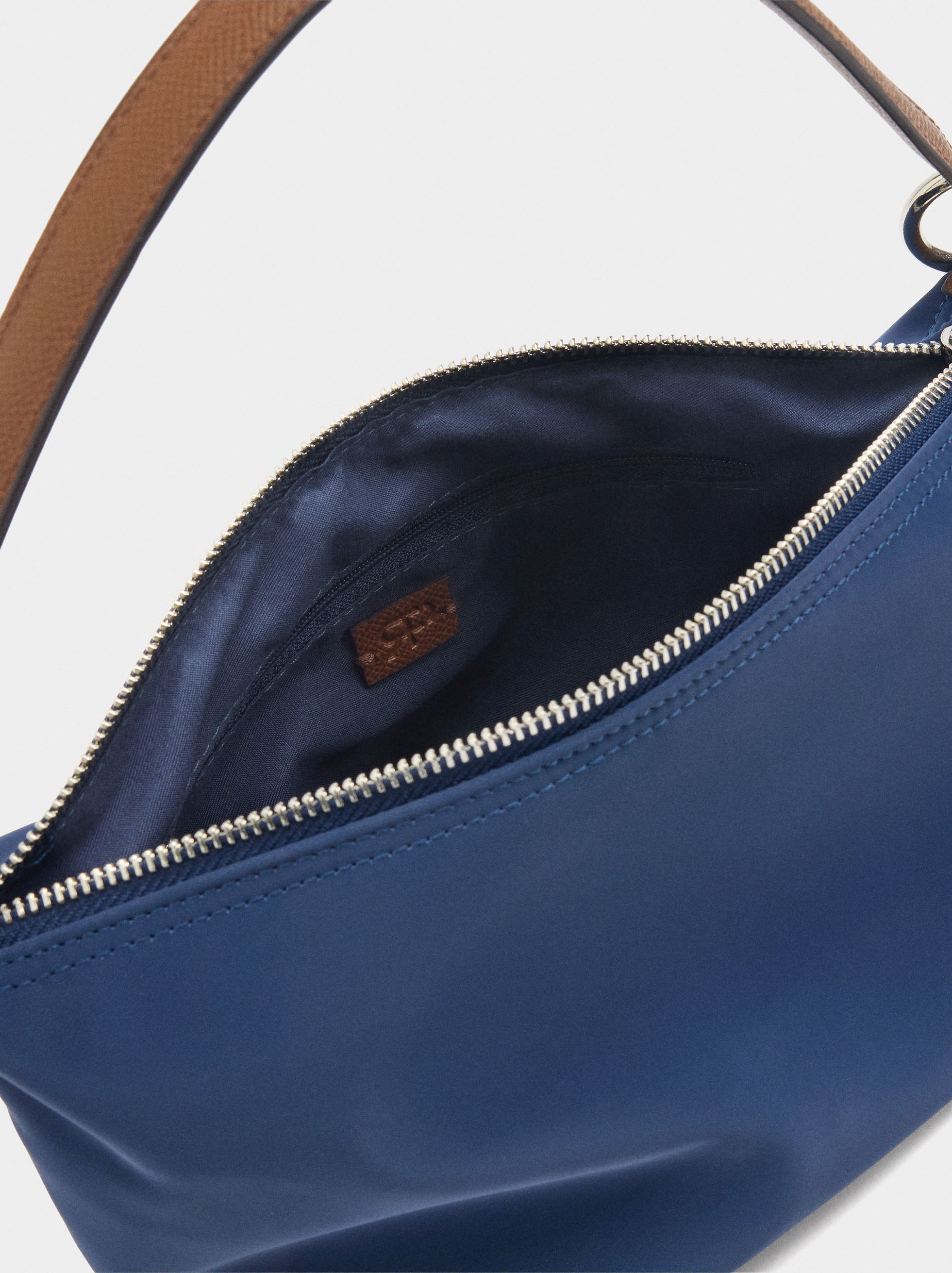 Bolso De Hombro Textura Suave Con Pendiente