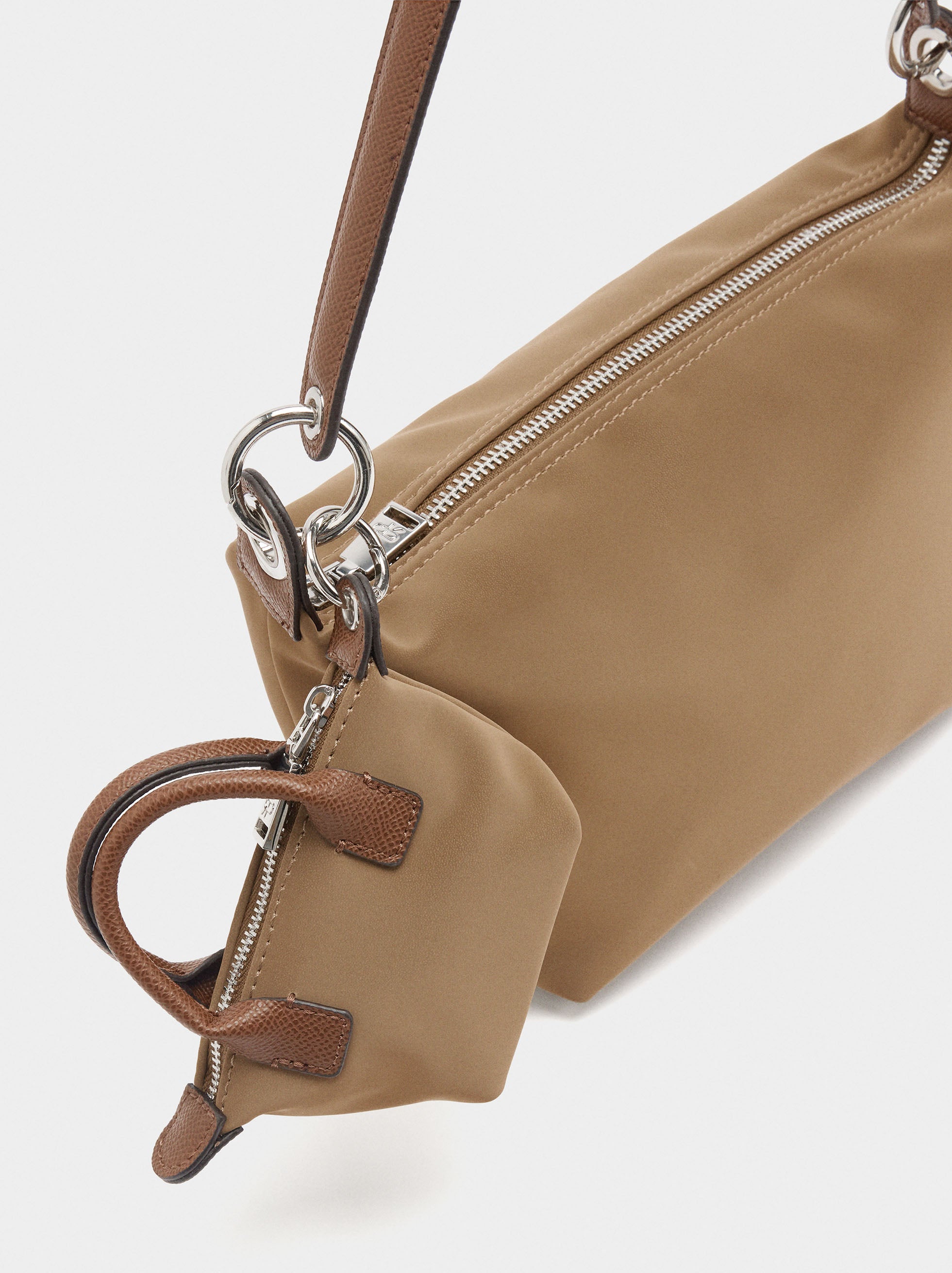 Bolso De Hombro Textura Suave Con Pendiente