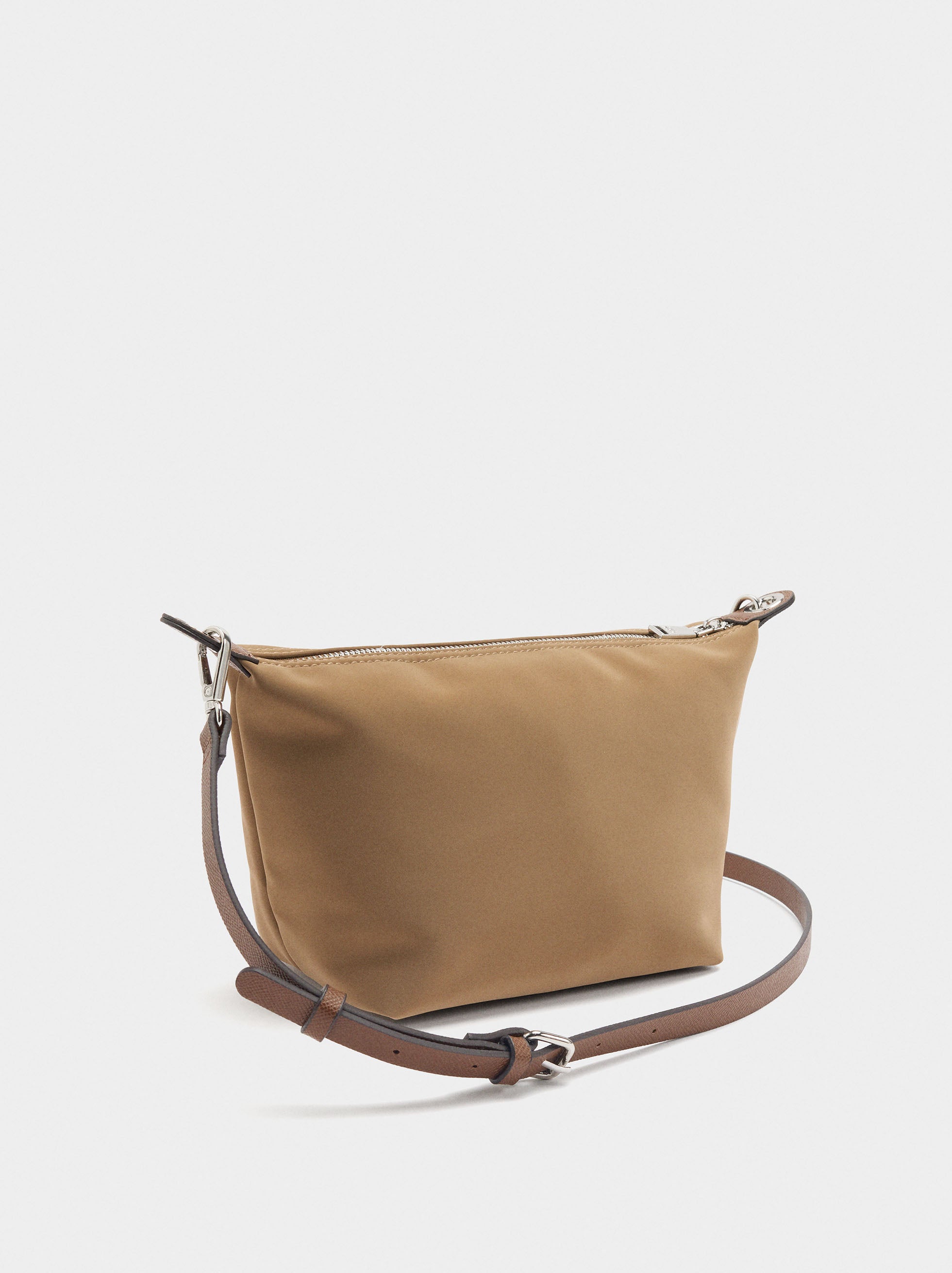 Bolso De Hombro Textura Suave Con Pendiente