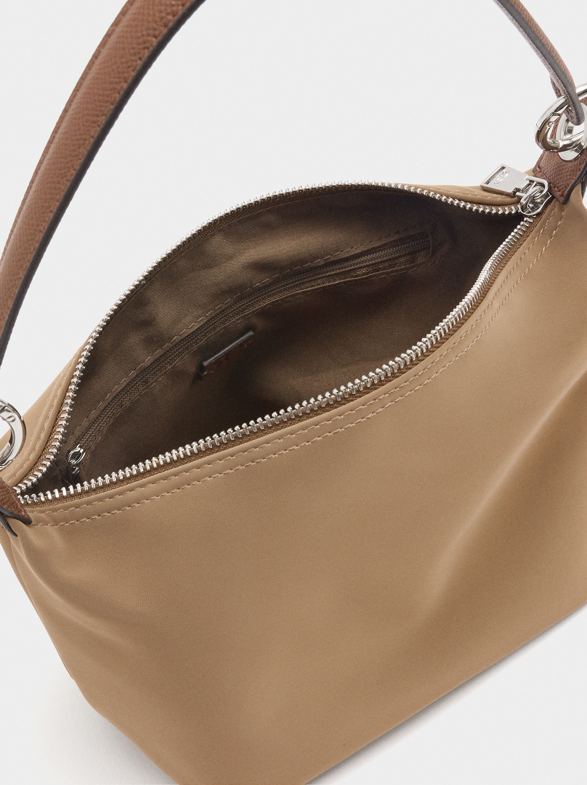 Bolso De Hombro Textura Suave Con Pendiente