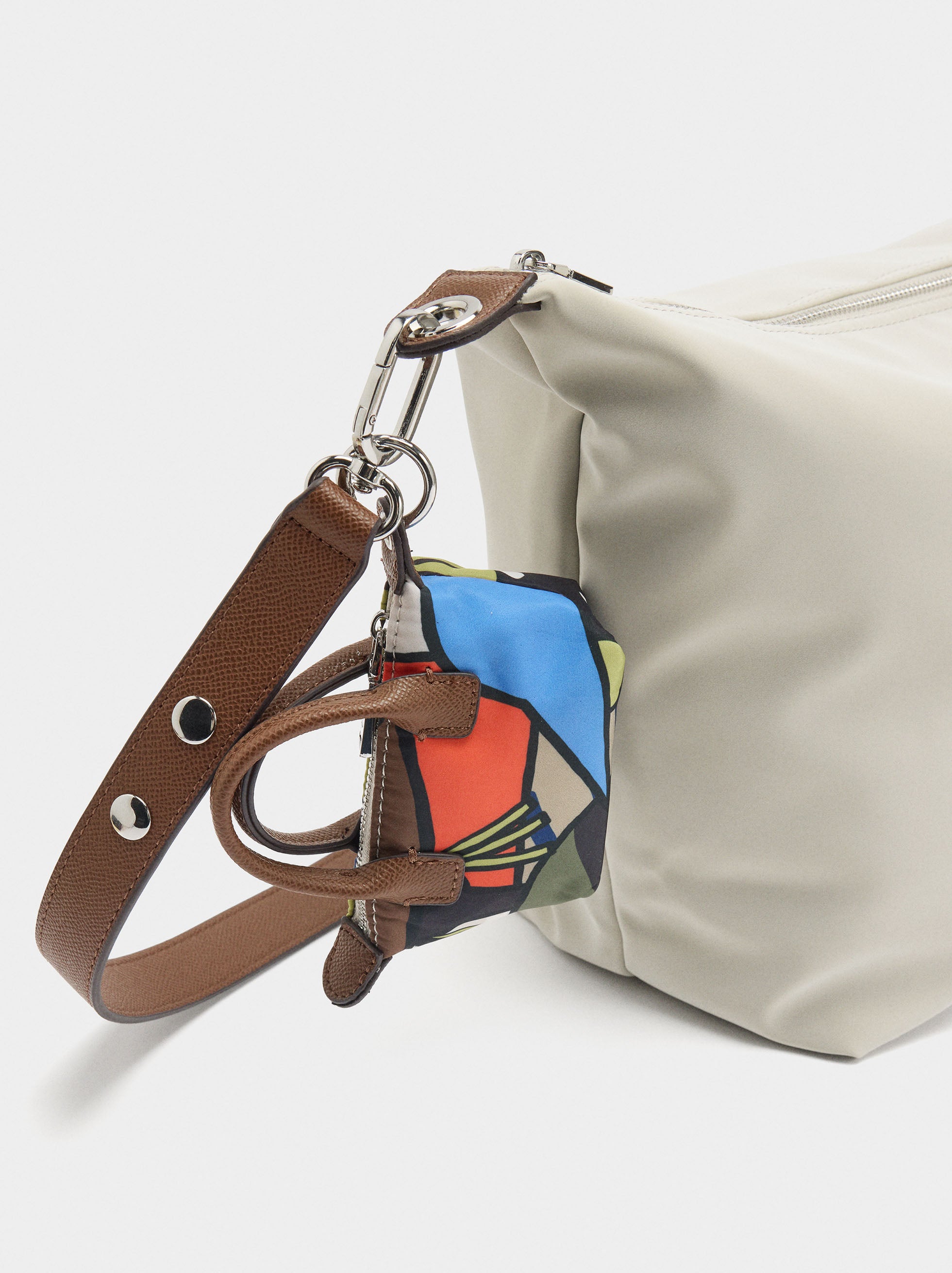 Bolso De Hombro Textura Suave Con Pendiente
