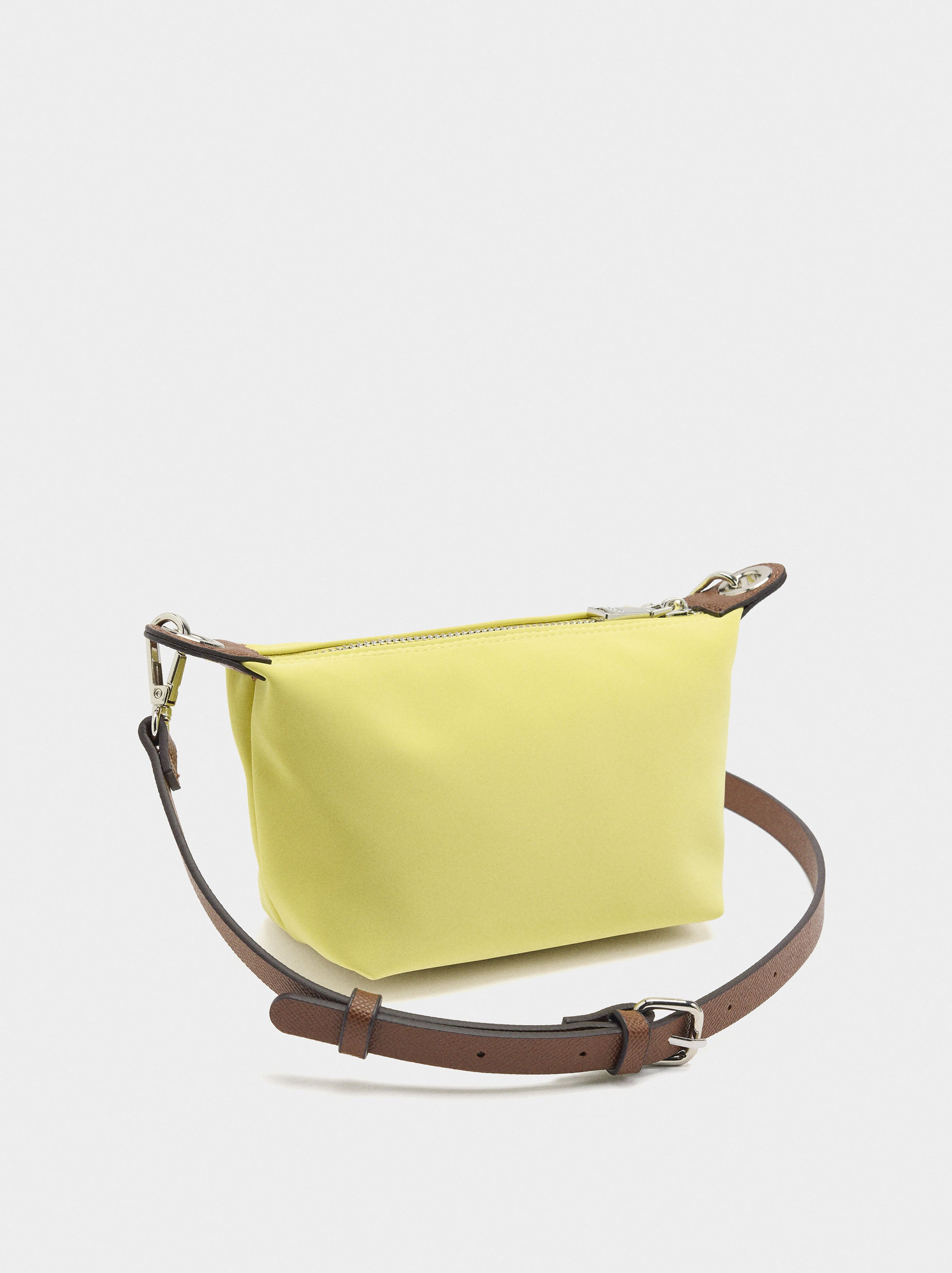 Bolso De Hombro Textura Suave Con Pendiente