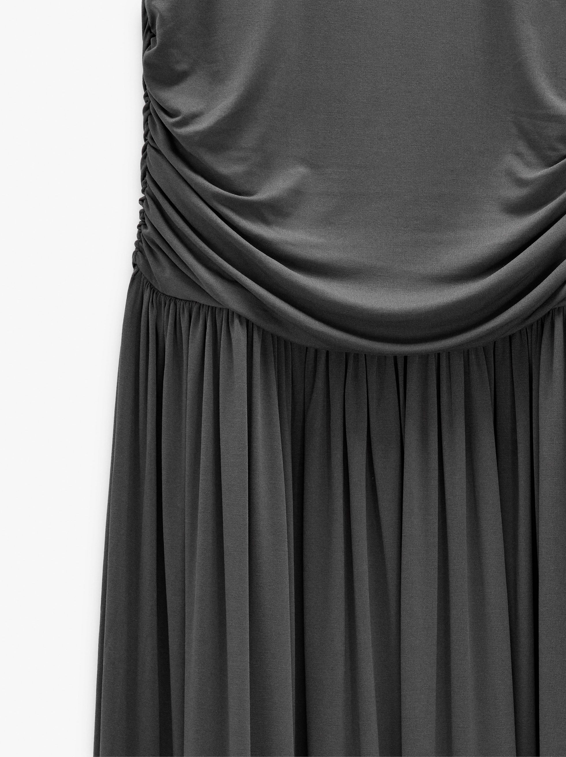 Vestido Largo Y Liso Con Fruncidos
