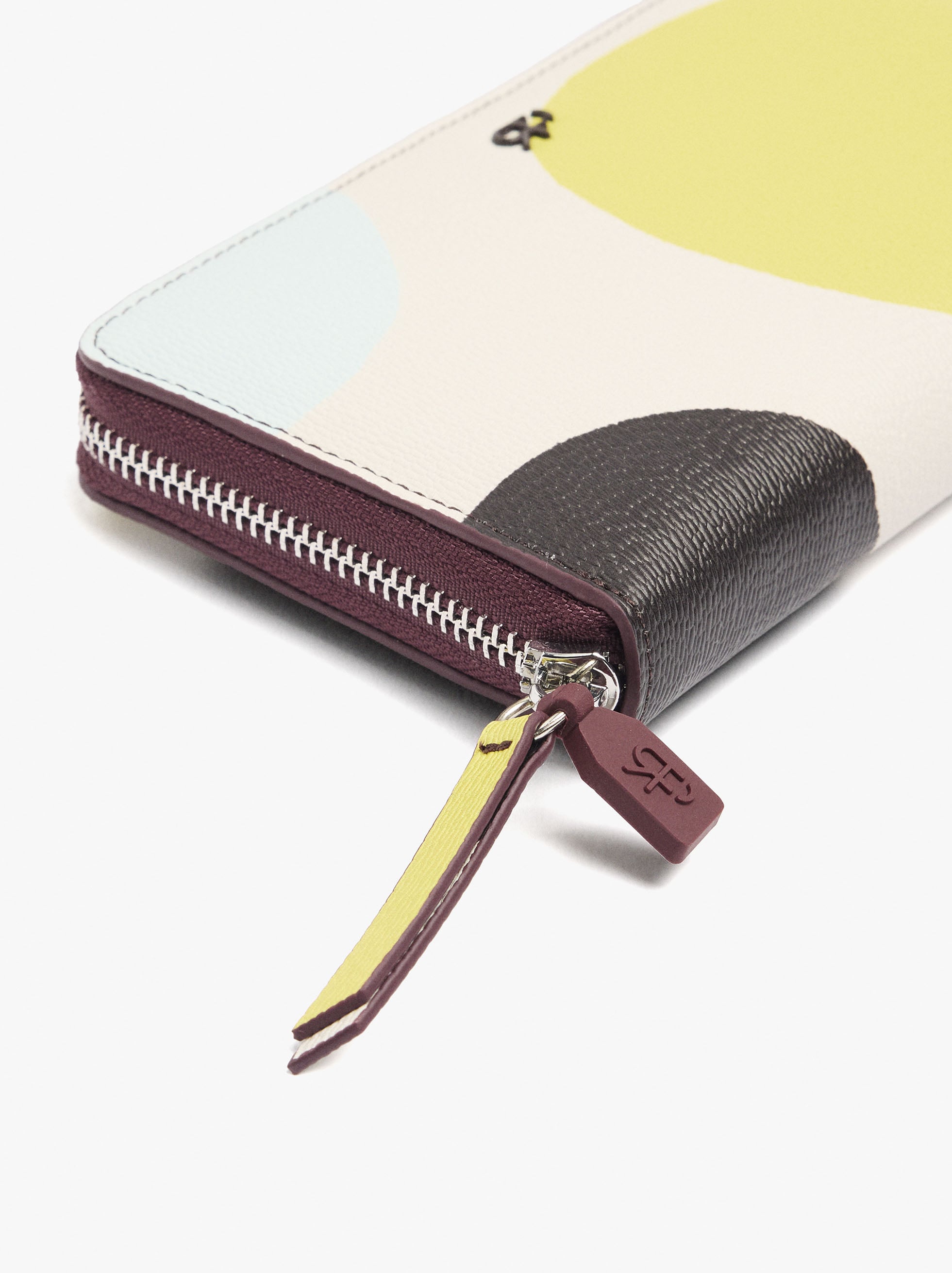 Cartera Estampada Con Textura