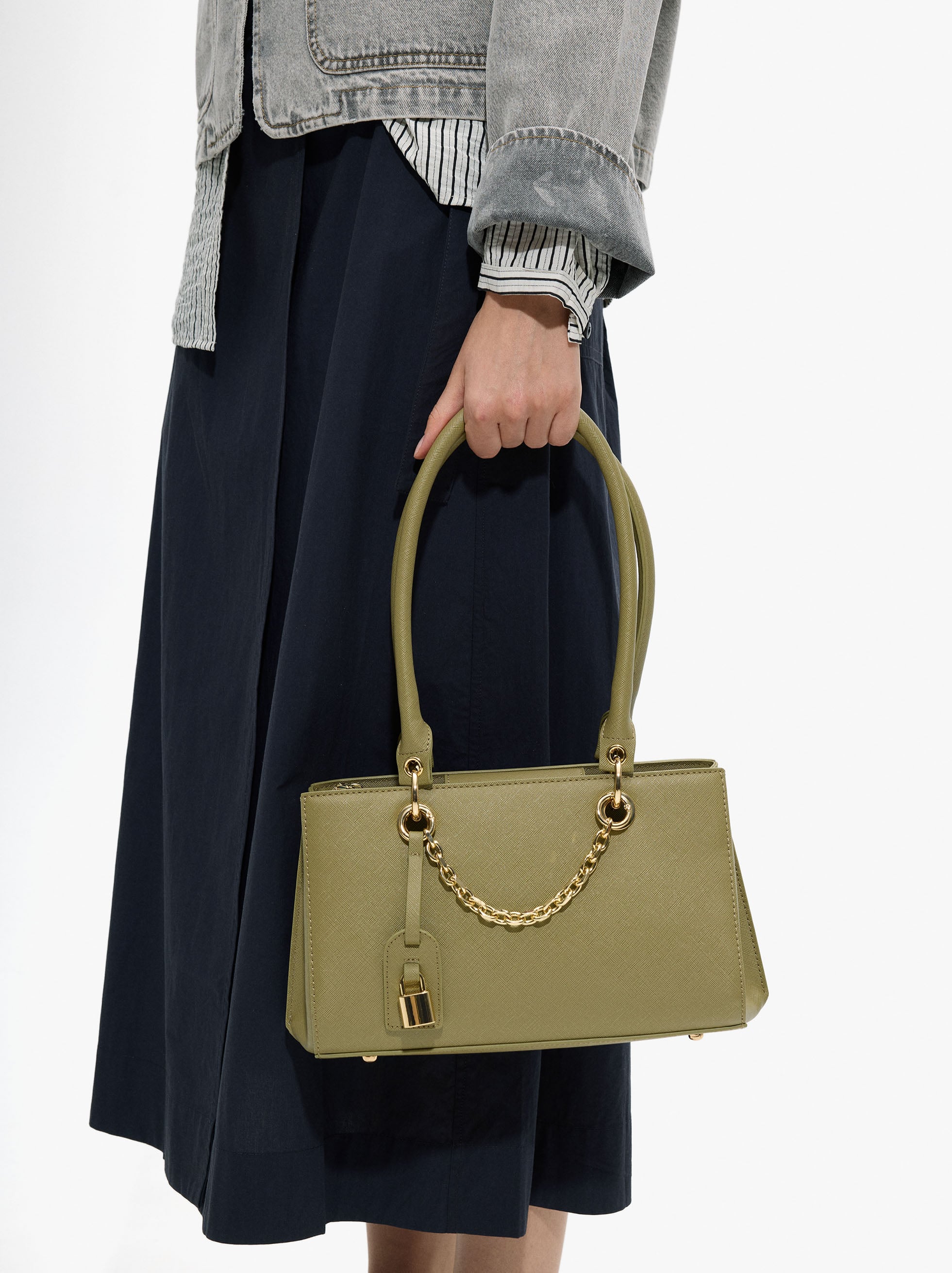 Bolso De Hombro Con Textura Y Colgante