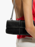 Bolso De Hombro Con Solapa Y Tachuelas