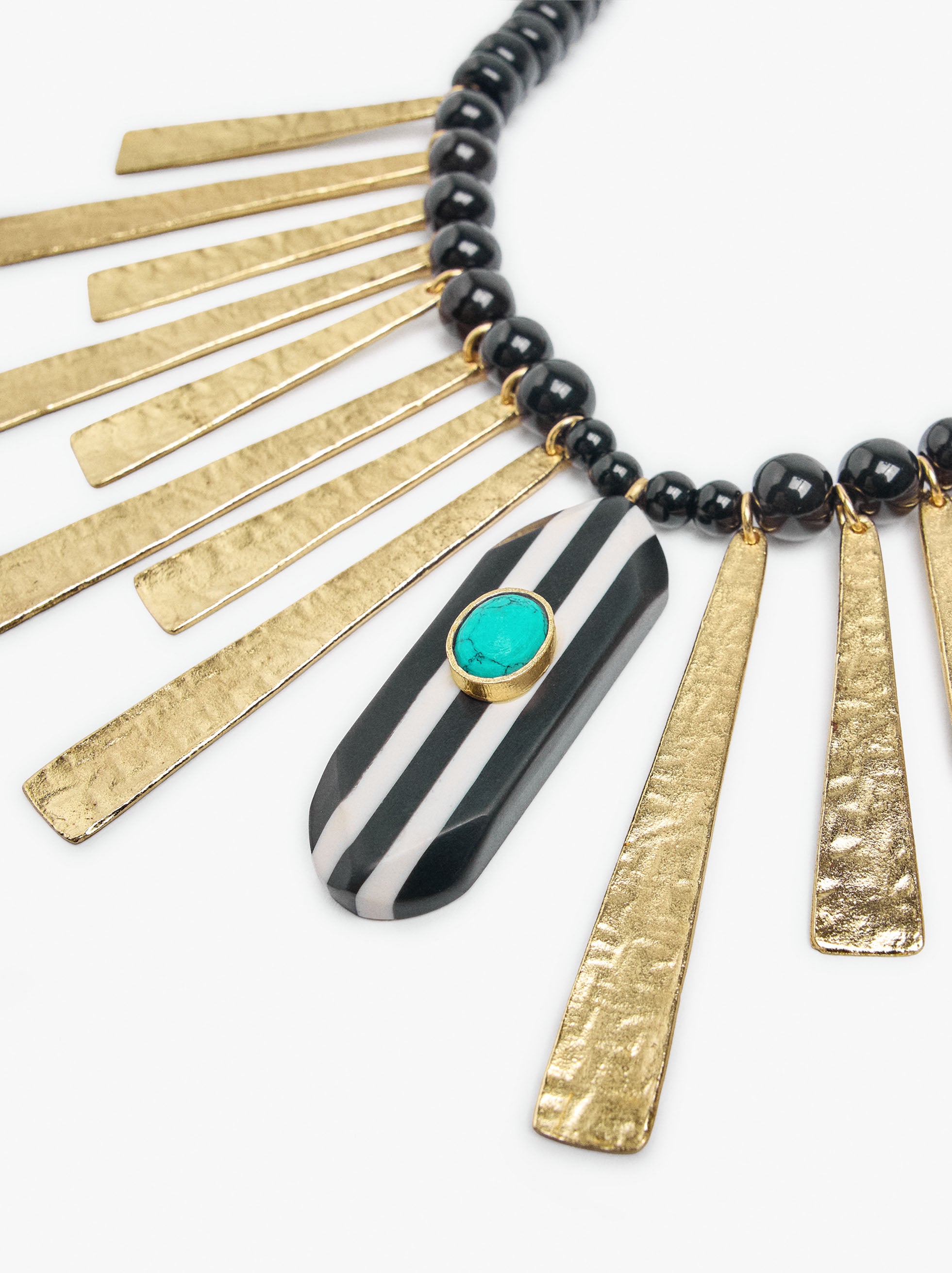 Collar Corto Con Cuentas Y Barras