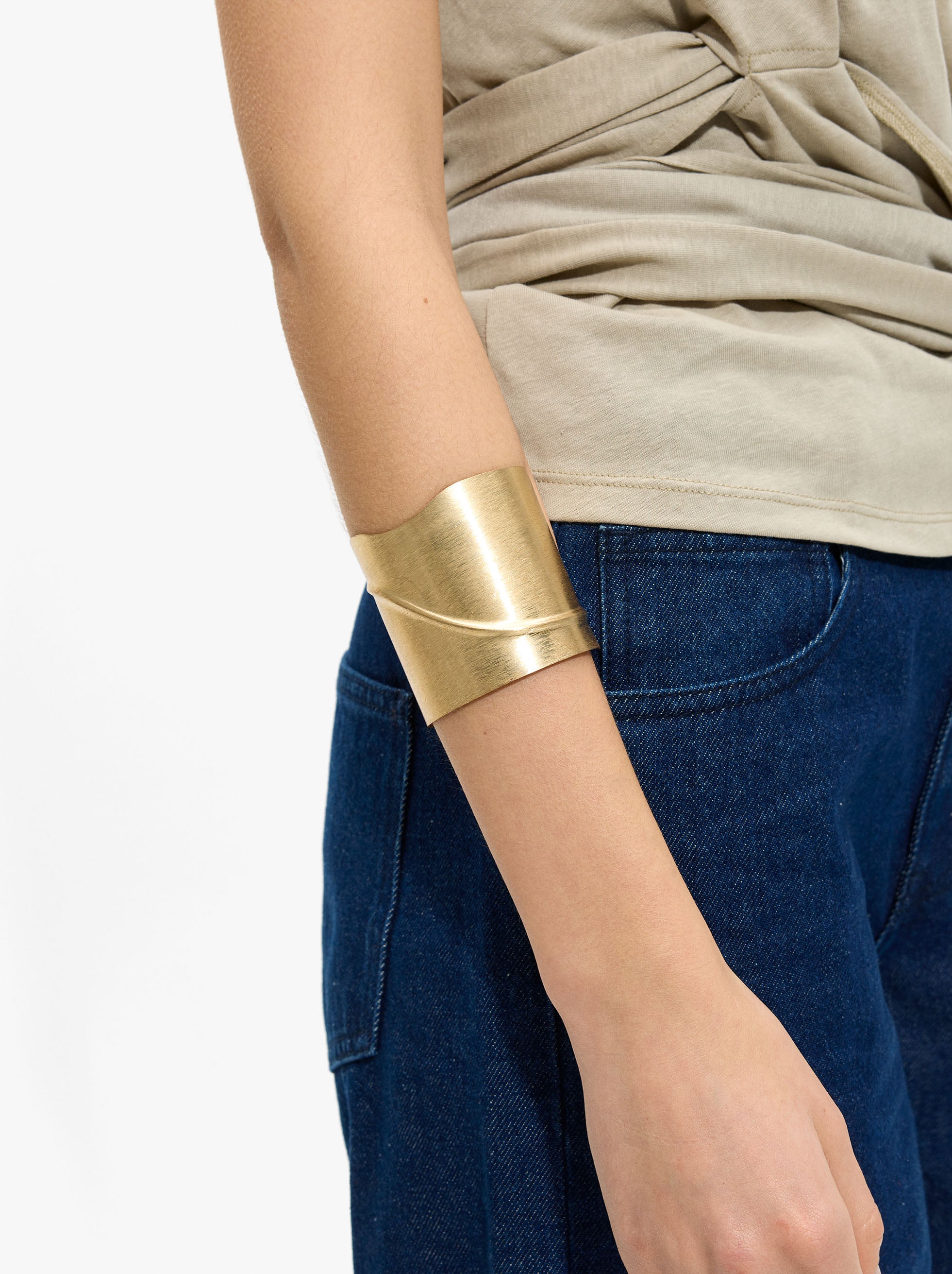Pulsera Ancha Rígida Con Relieve