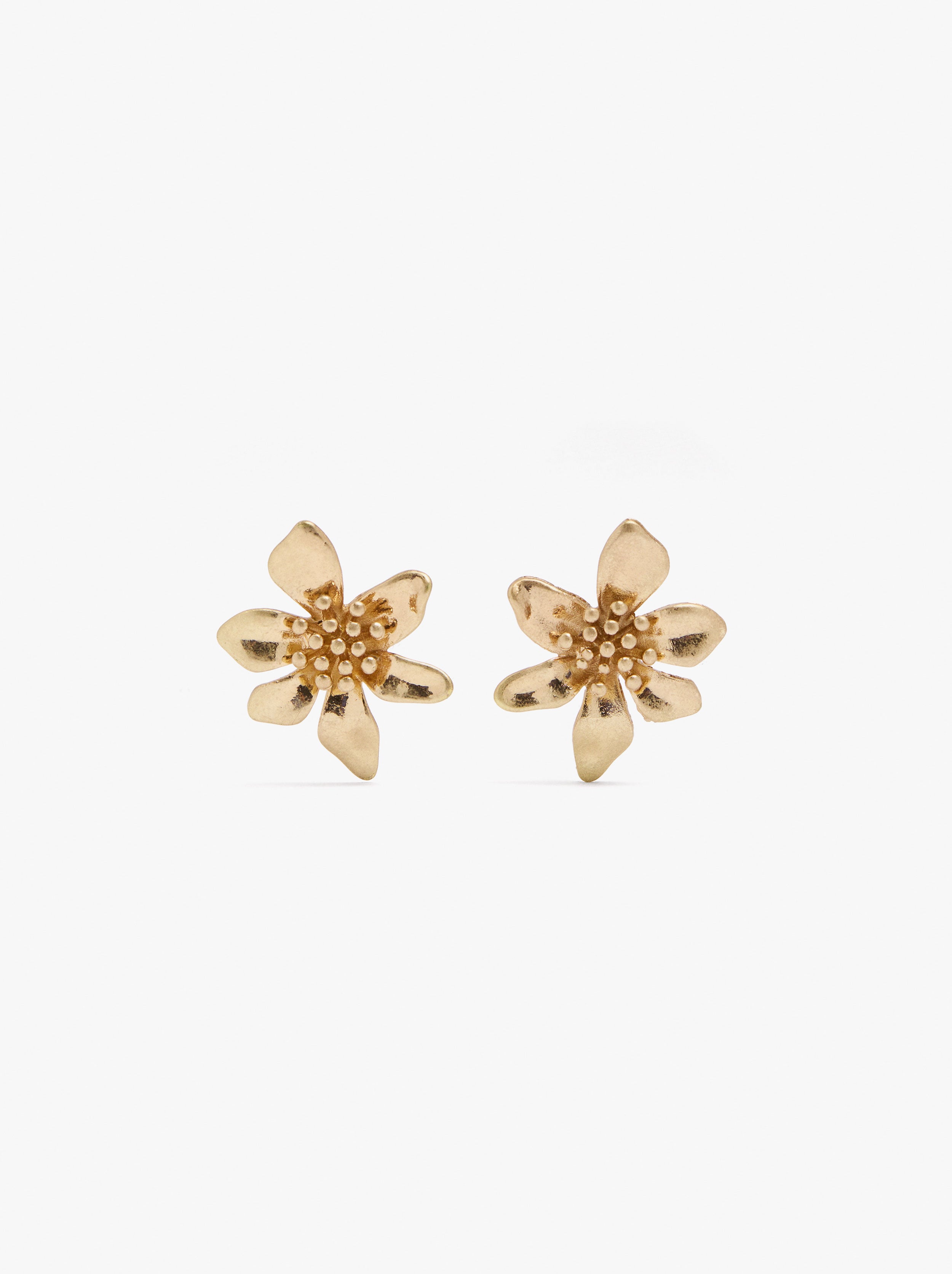 Pendientes Cortos De Flor Con Relieve