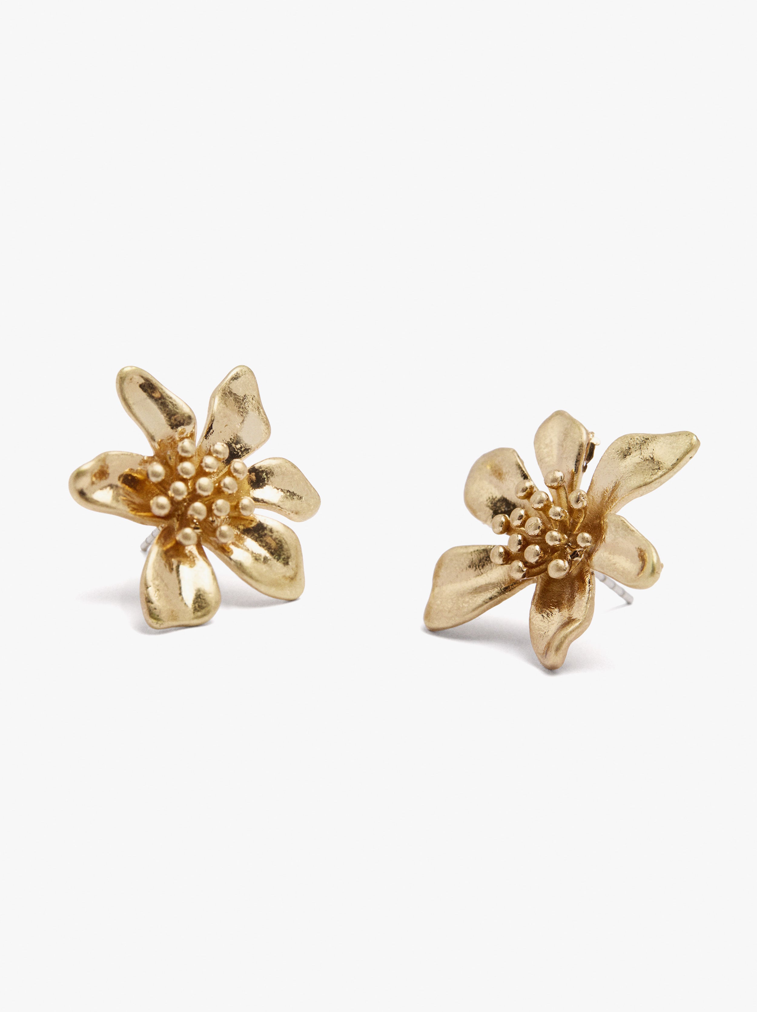 Pendientes Cortos De Flor Con Relieve