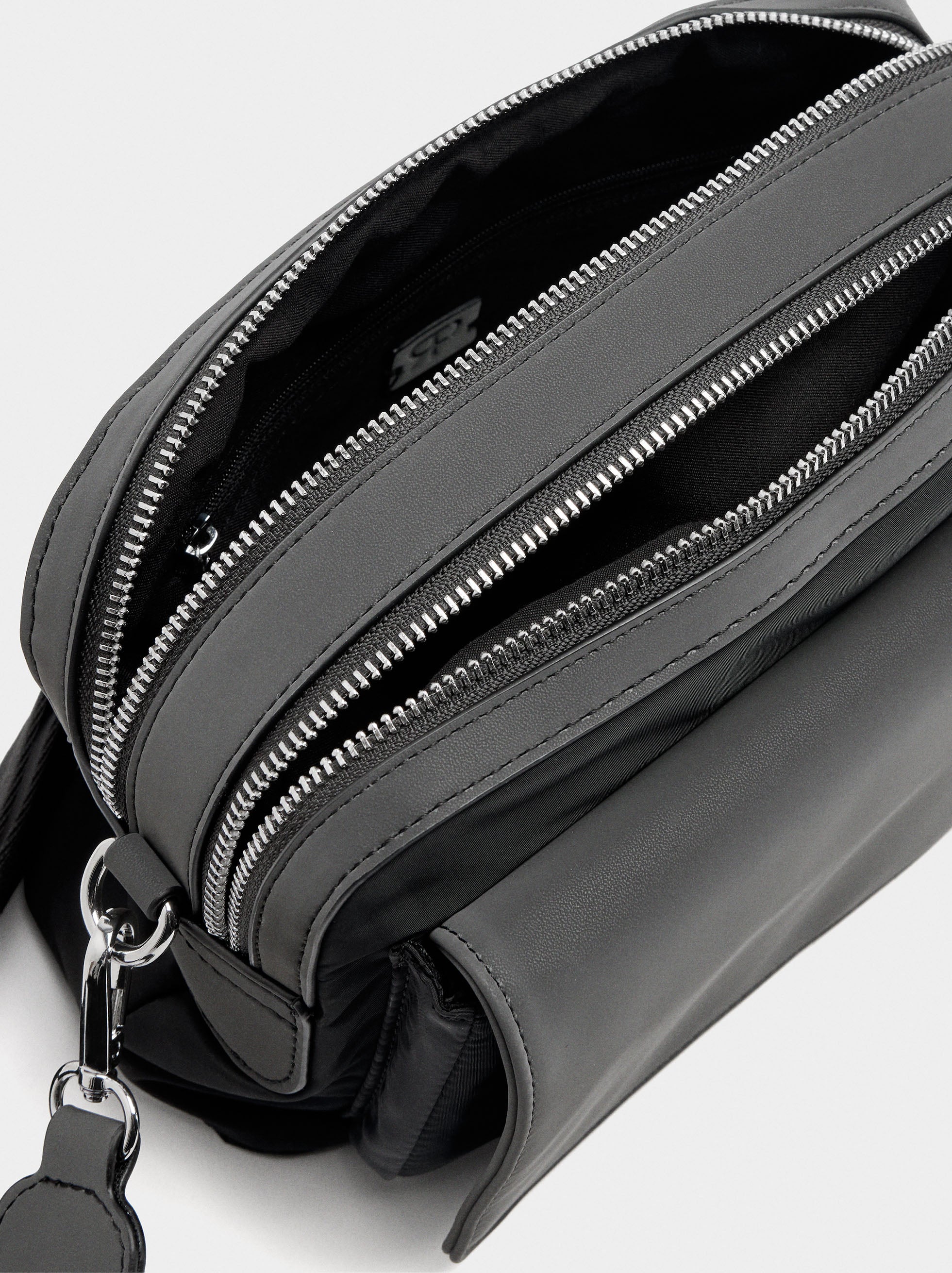 Bolso Bandolera De Nylon Con Solapa