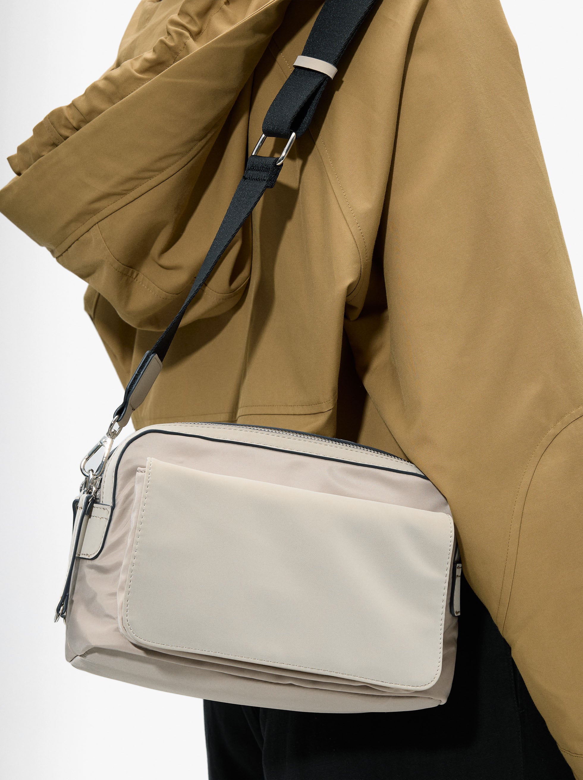 Bolso Bandolera De Nylon Con Solapa