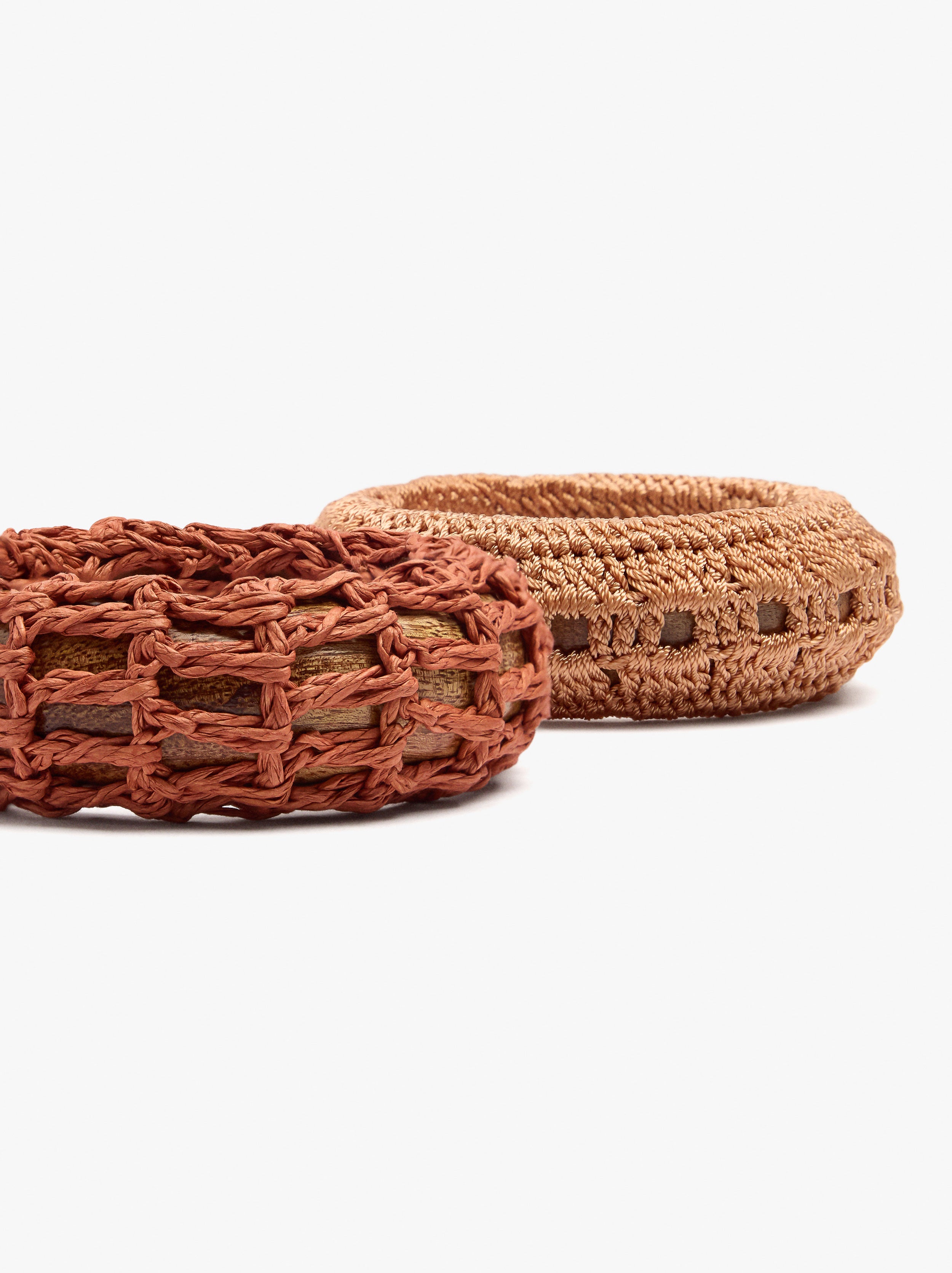 Set De Pulseras De Madera Con Rafia