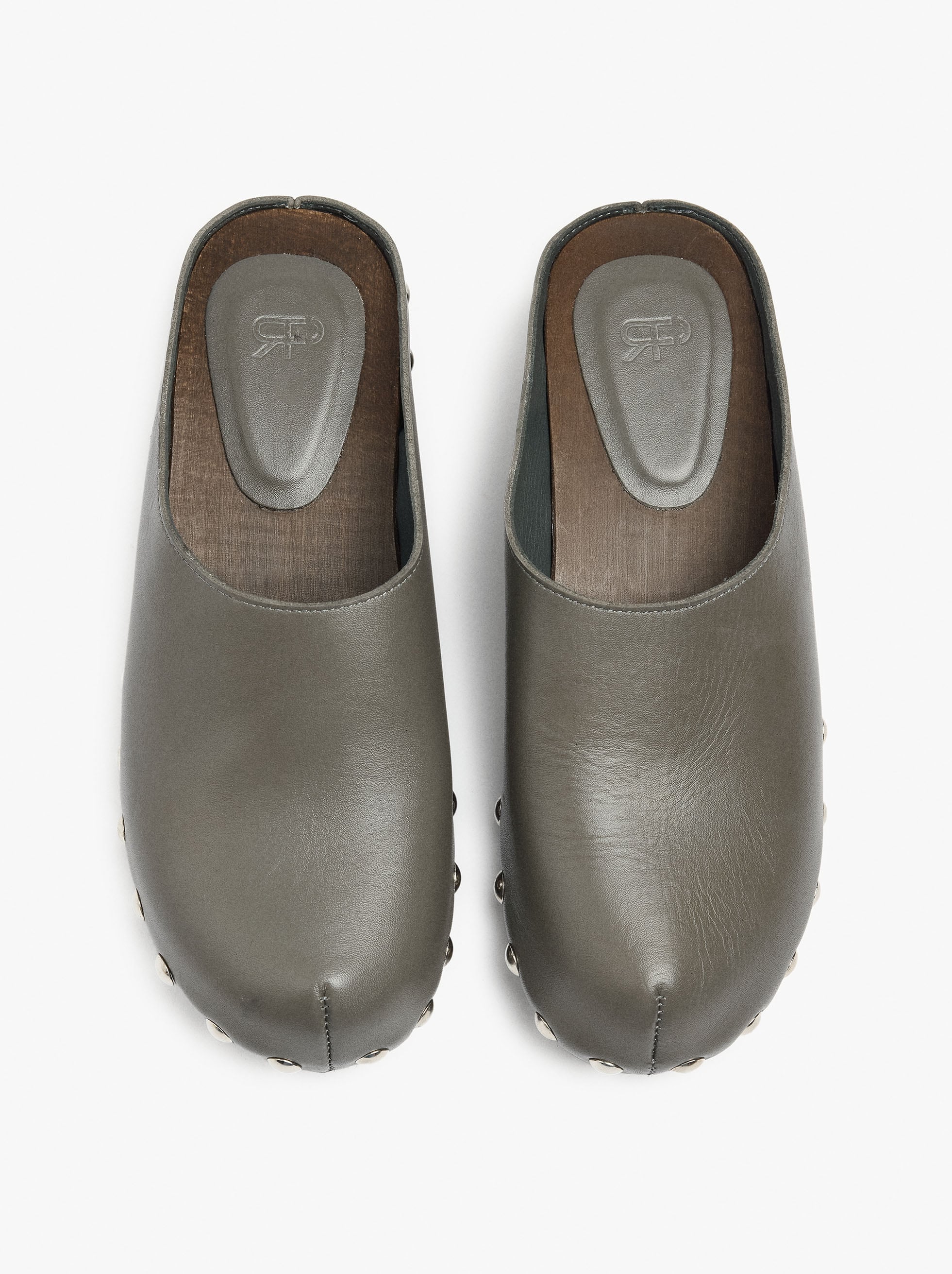 Zuecos De Piel Con Tachuelas