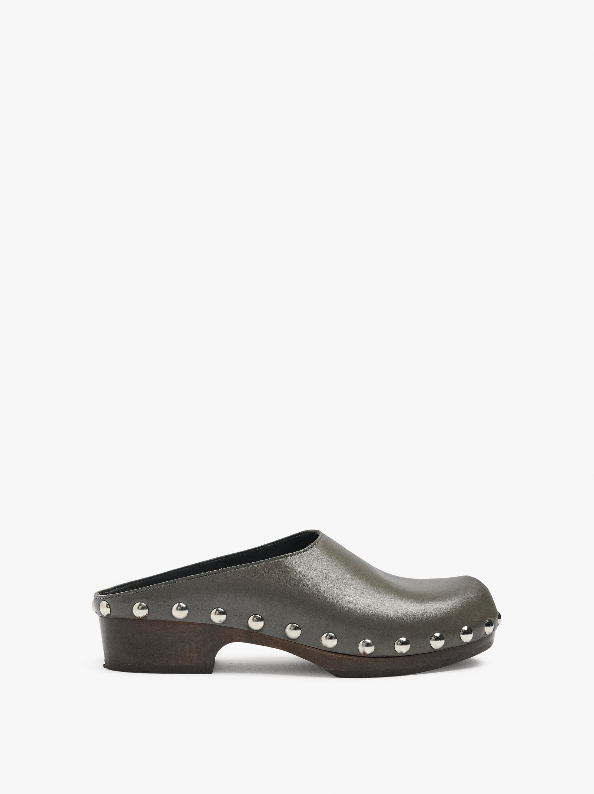 Zuecos De Piel Con Tachuelas