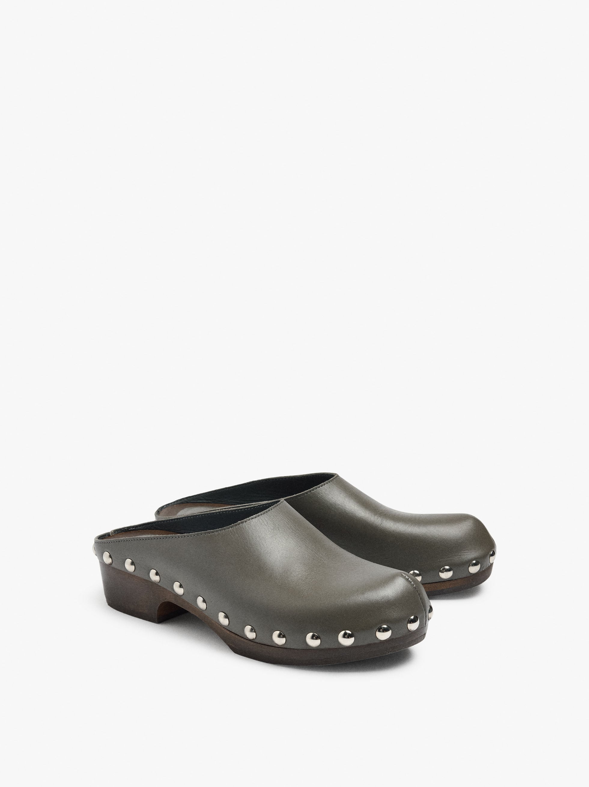 Zuecos De Piel Con Tachuelas