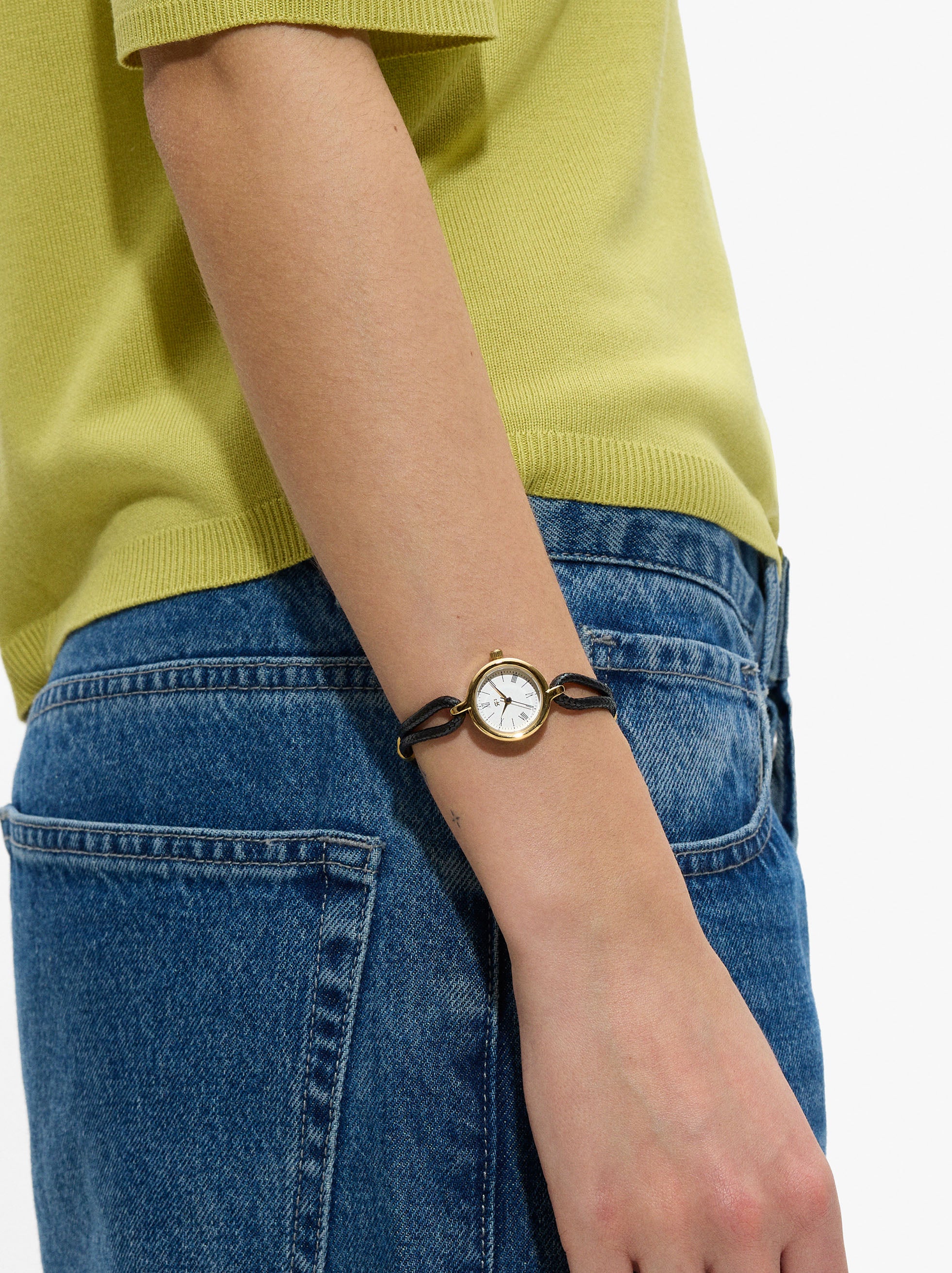 Reloj Redondo Con Pulsera De Cordón