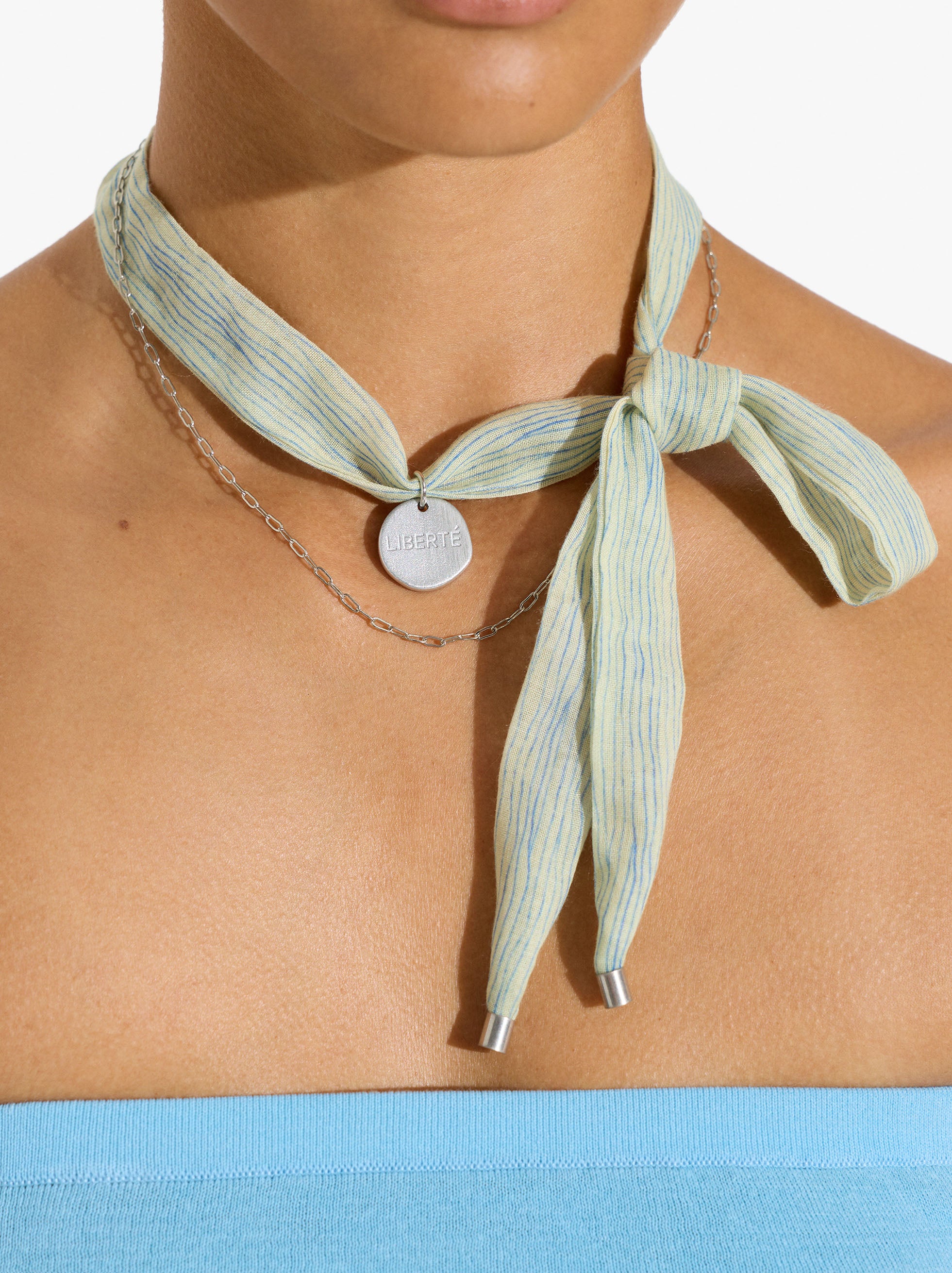 Collar De Tela Con Charm Medalla
