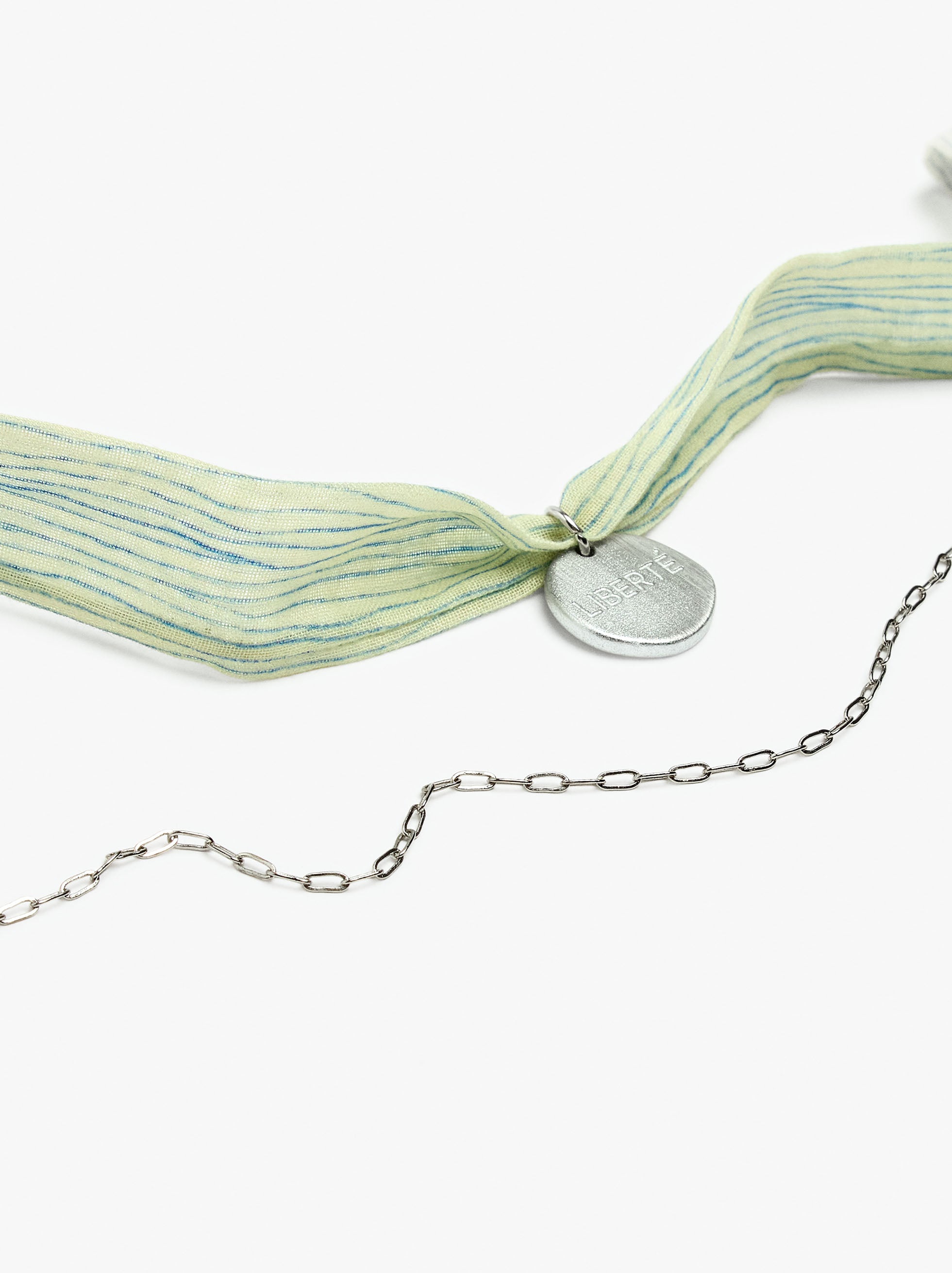 Collar De Tela Con Charm Medalla