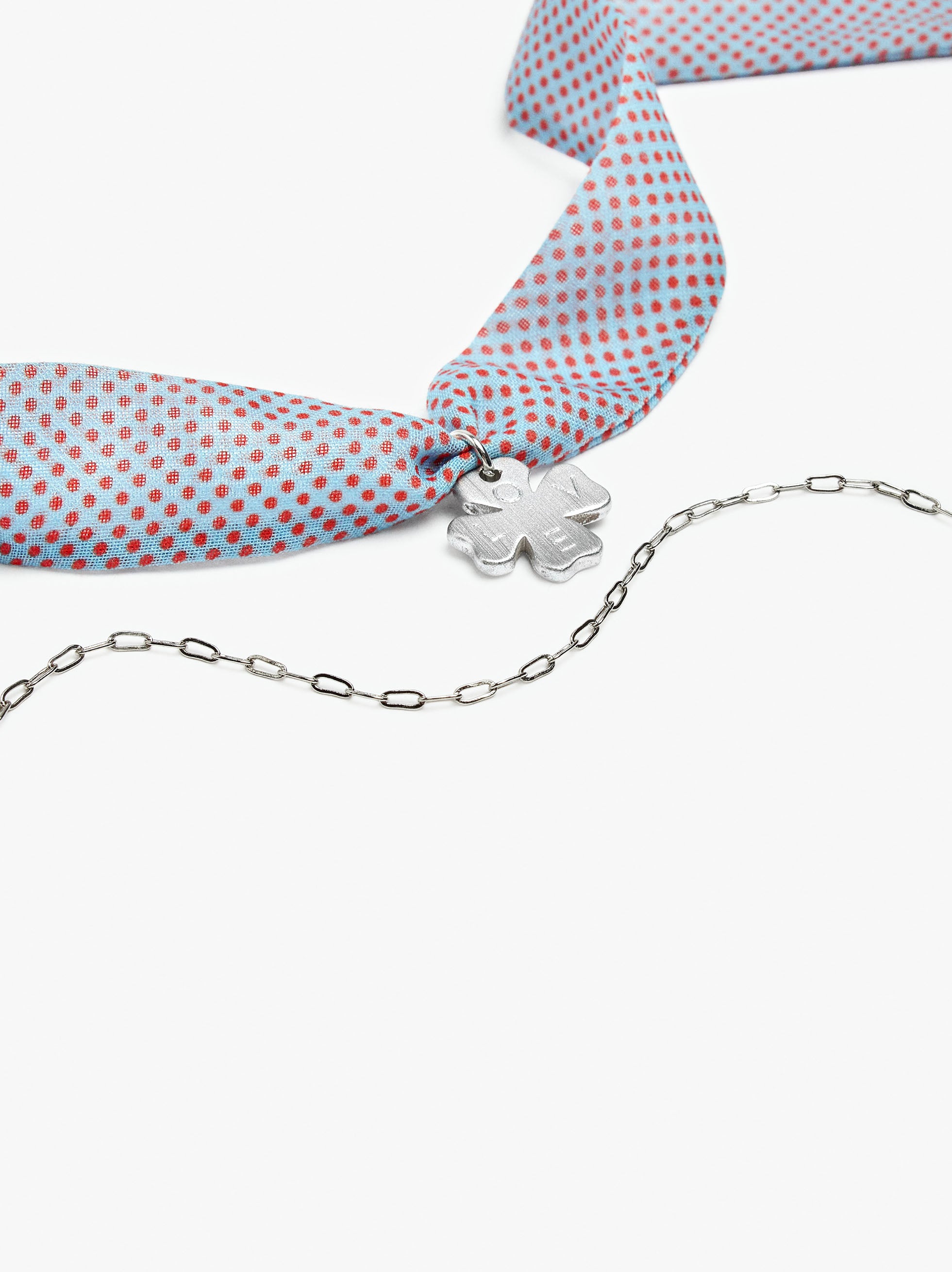 Collar De Tela Con Charm Trébol