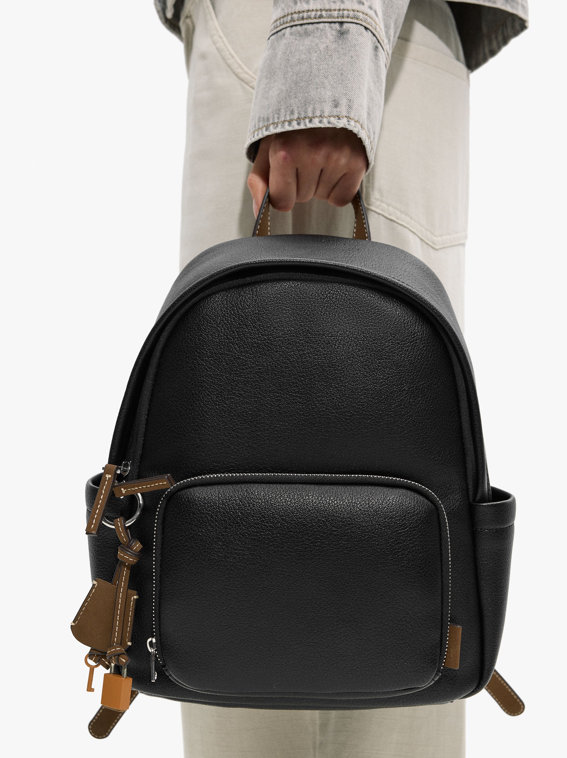 Mochila Básica Con Colgante