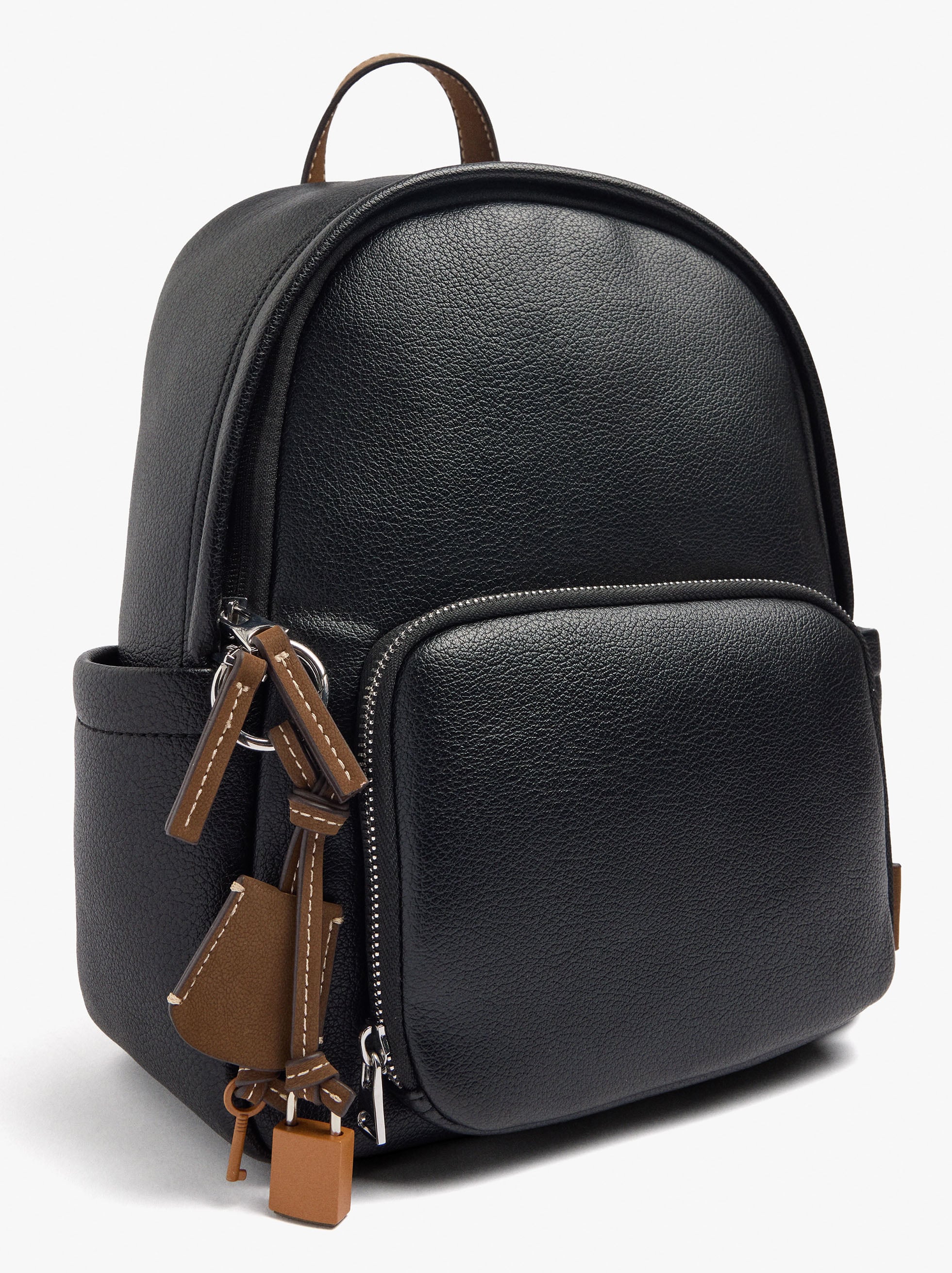 Mochila Básica Con Colgante