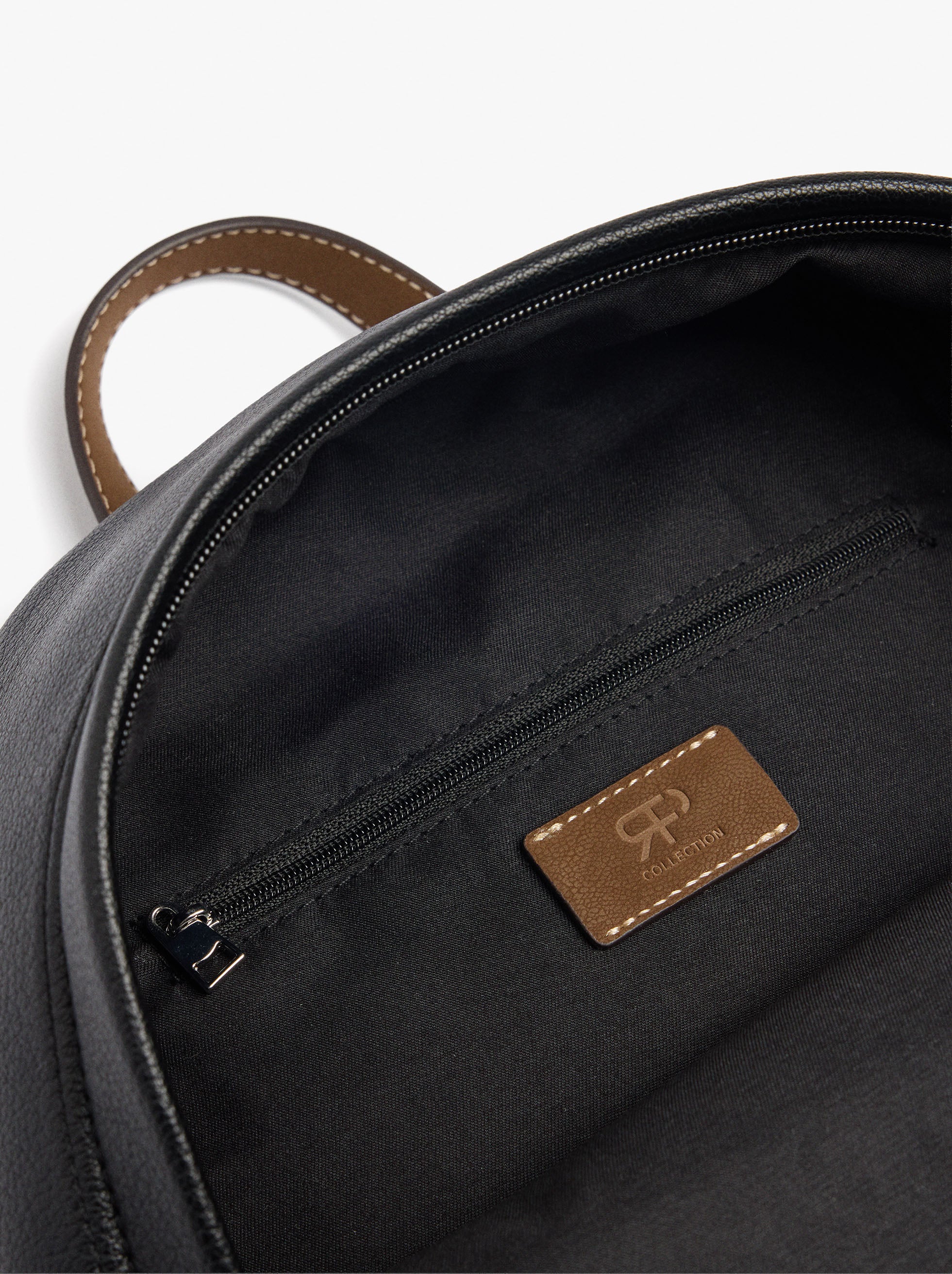 Mochila Básica Con Colgante