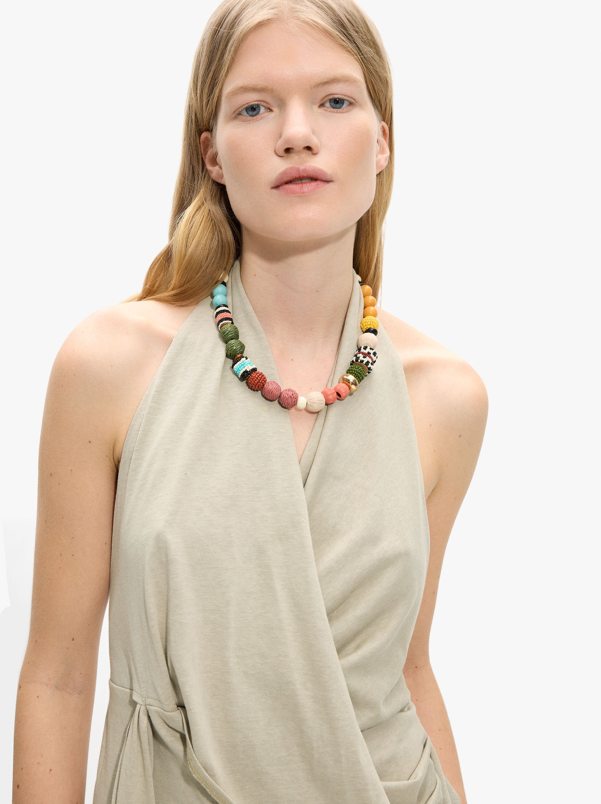 Collar Multicolor Con Cuentas De Rafia Y Madera