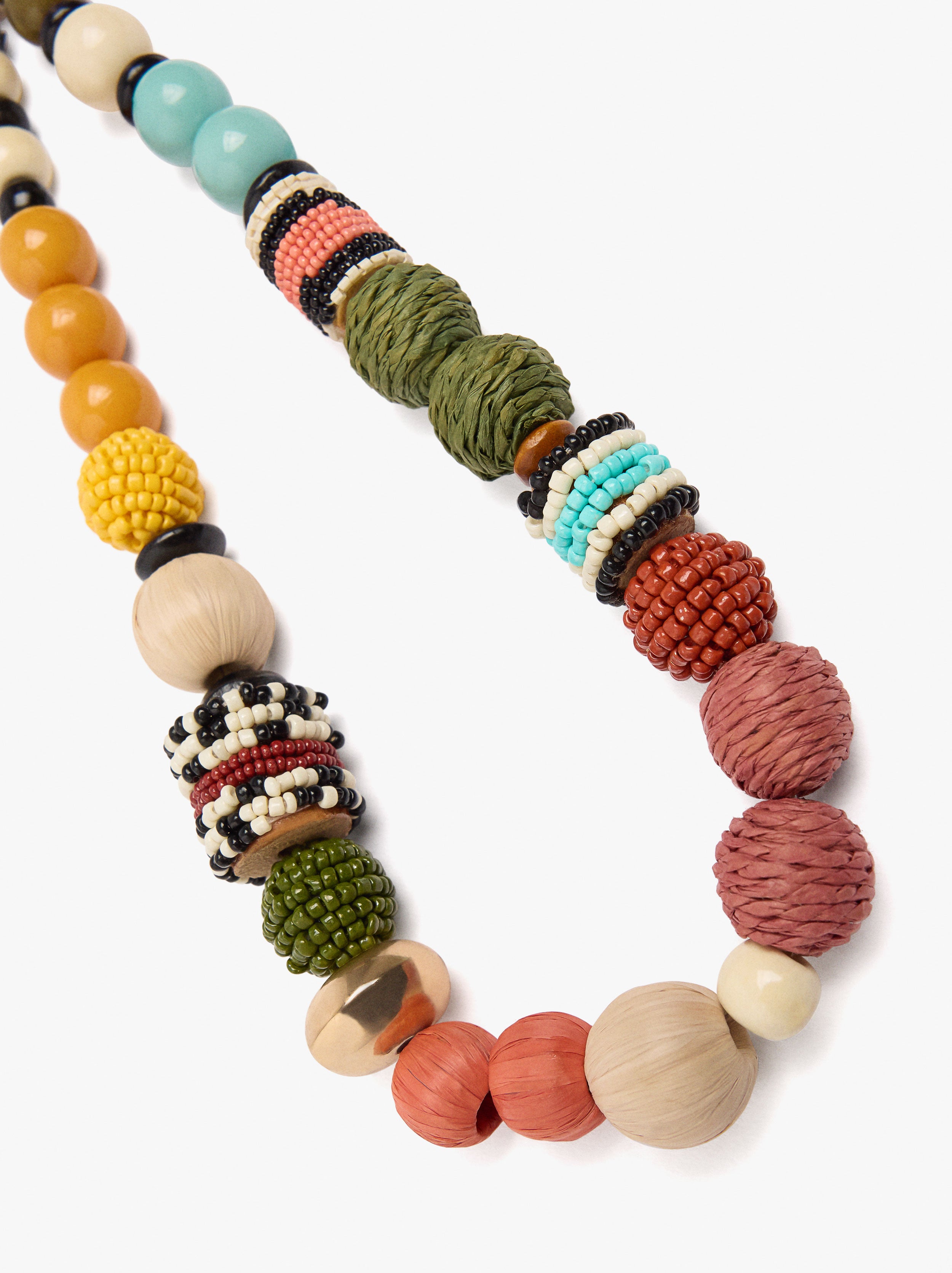 Collar Multicolor Con Cuentas De Rafia Y Madera