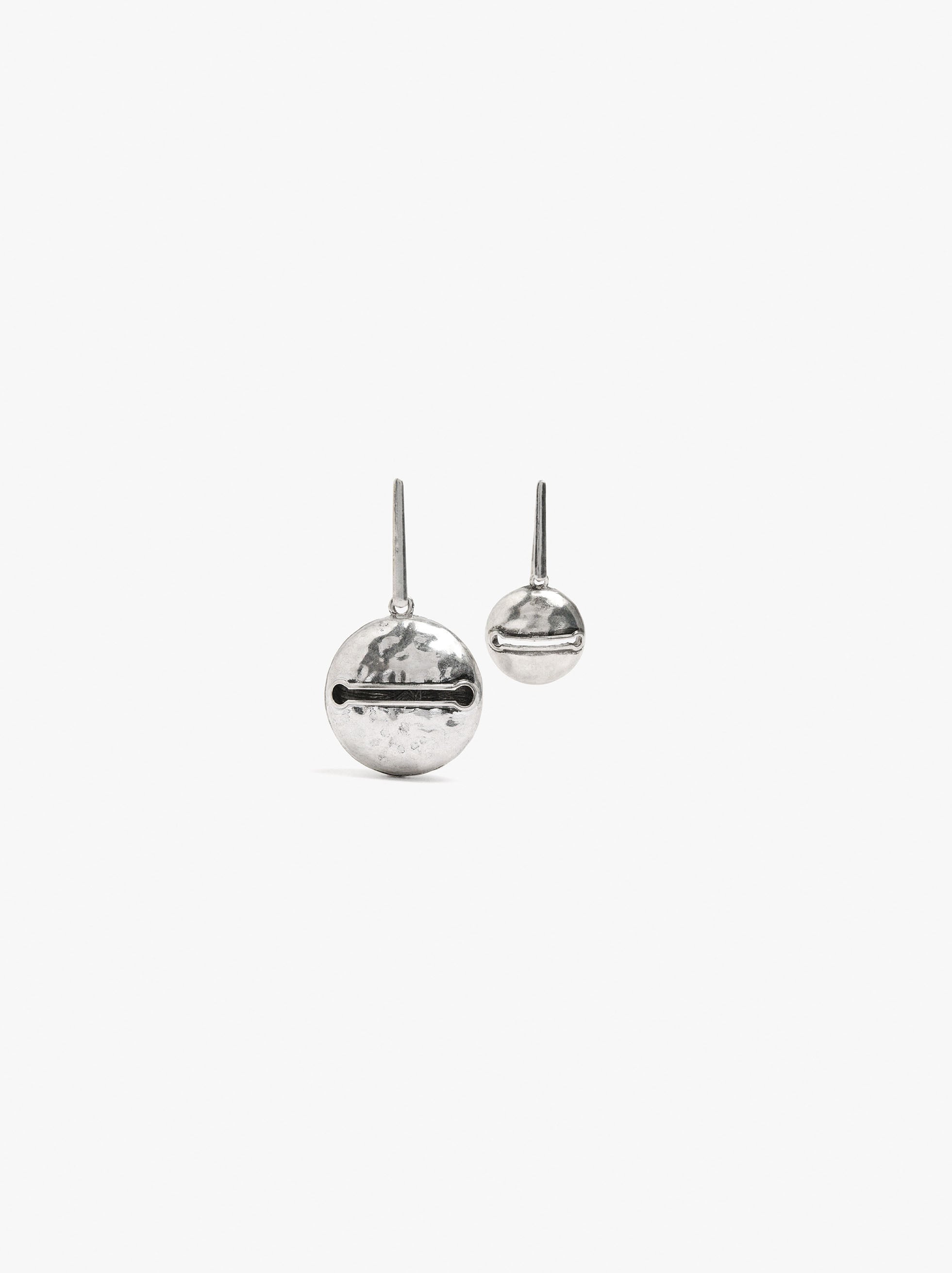 Pendientes Asimétricos Con Cascabeles